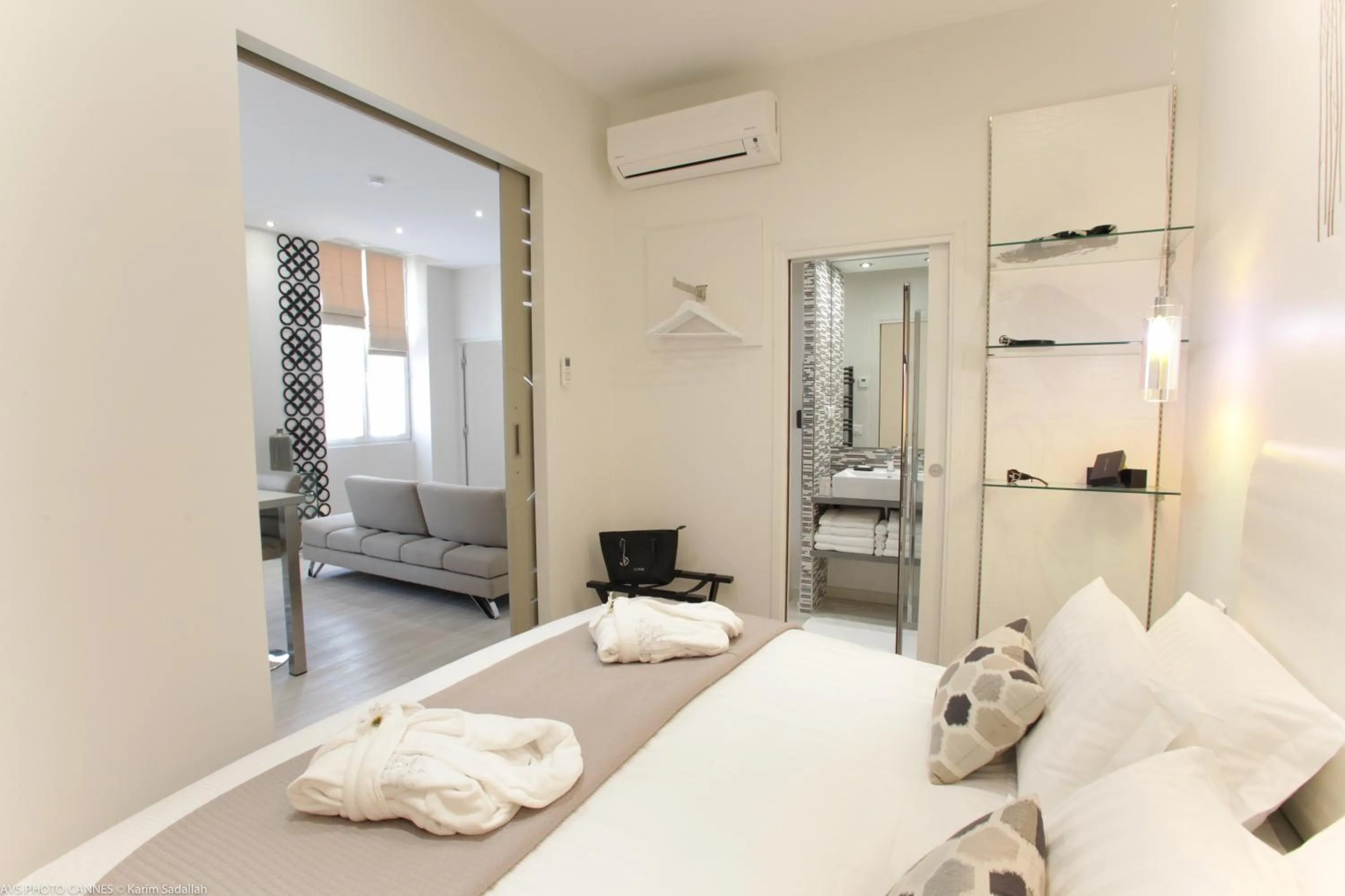 Photo of the whole room, Bed in O Carré Croisette Cannes
