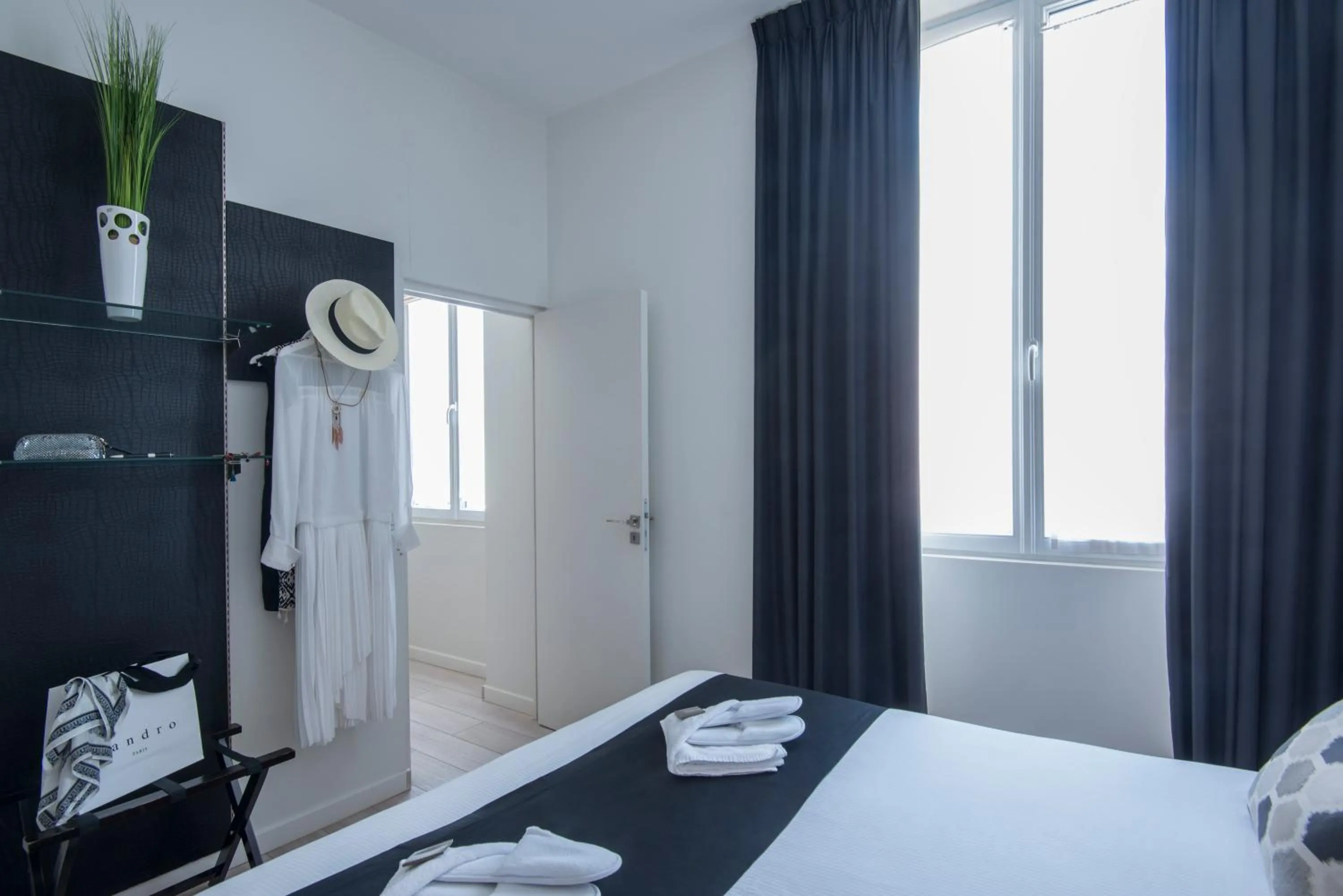 Bedroom, Bed in O Carré Croisette Cannes