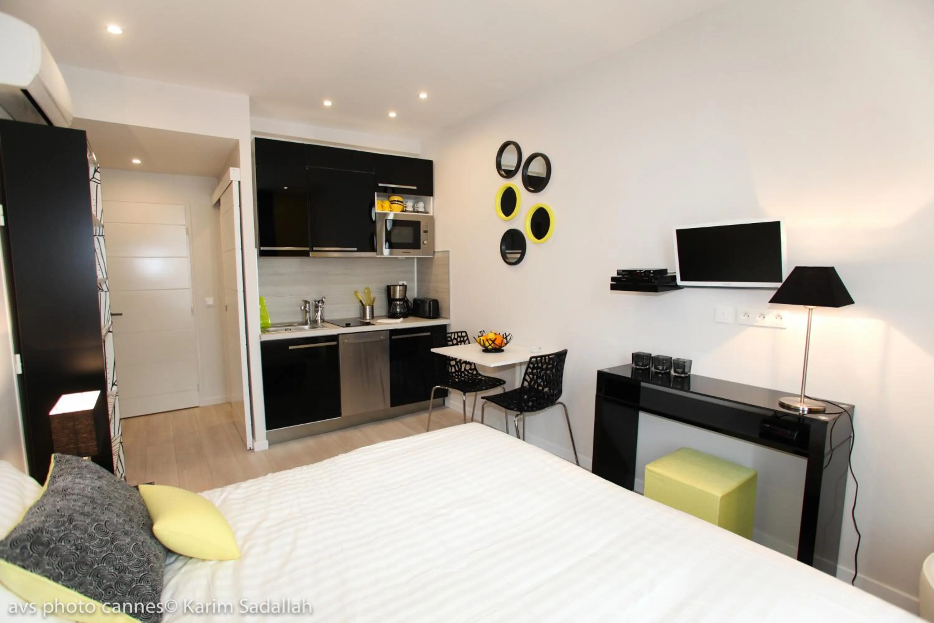 Photo of the whole room, Bed in O Carré Croisette Cannes