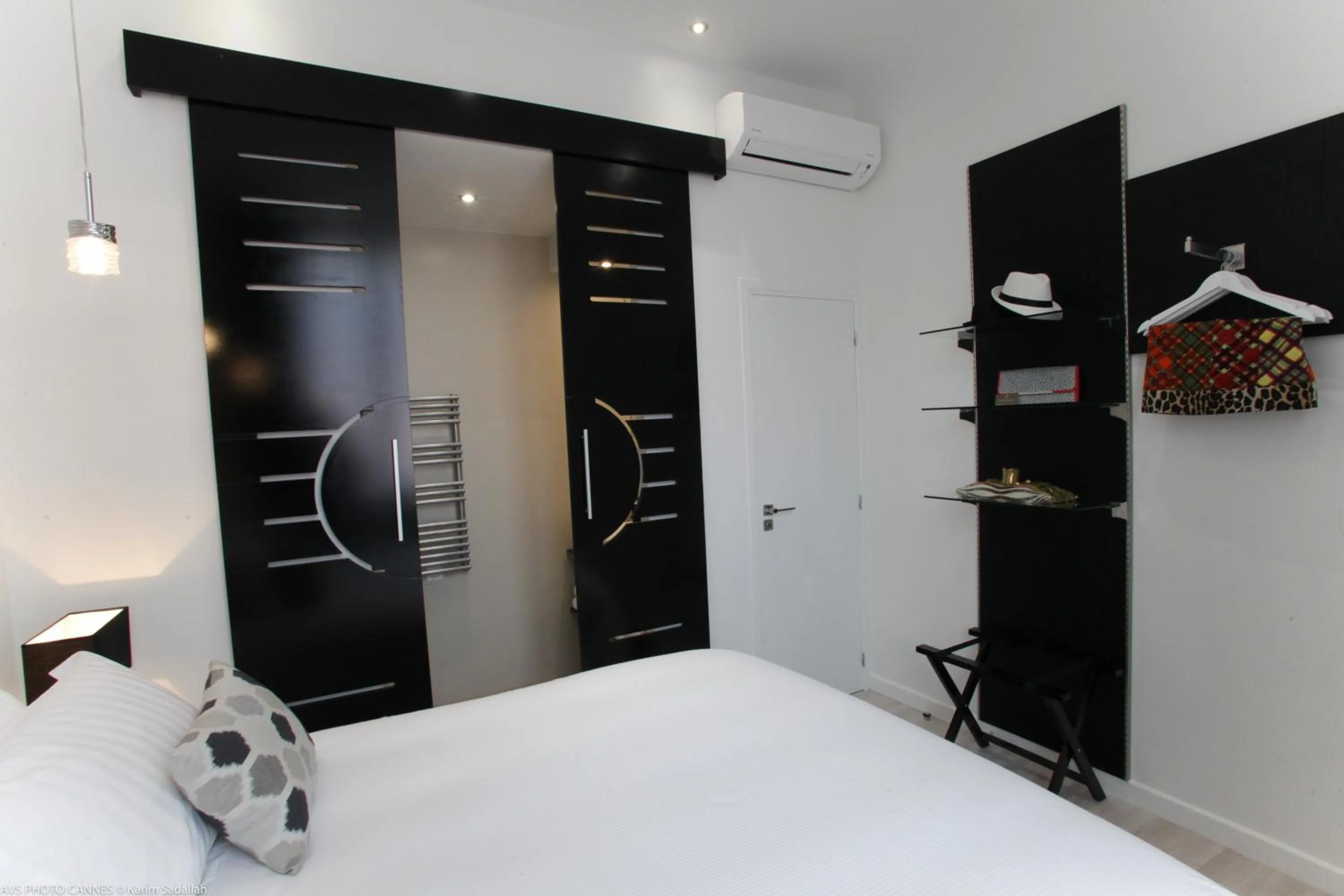 Photo of the whole room, Bed in O Carré Croisette Cannes