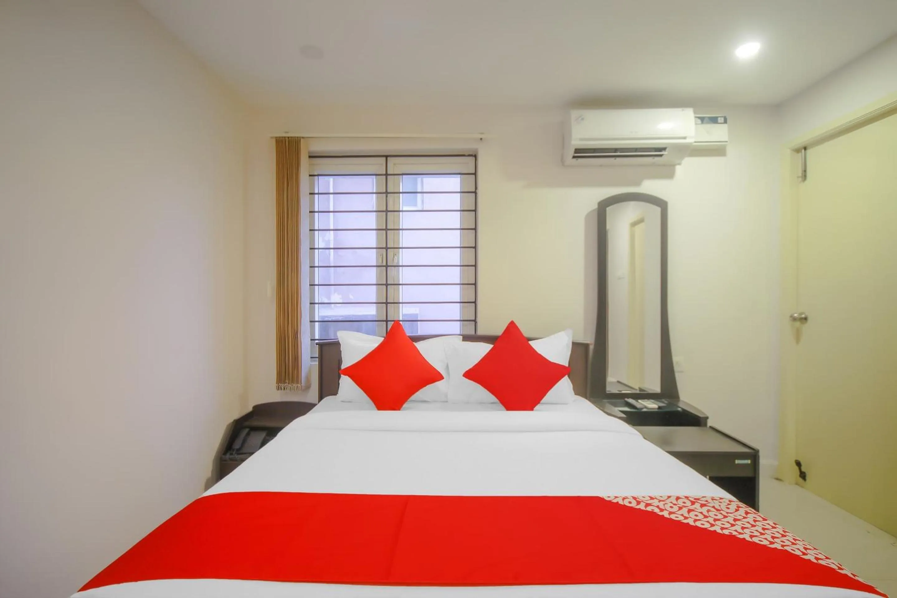 Bedroom, Bed in Super Hotel O Pride Hospitality Nungambakkam