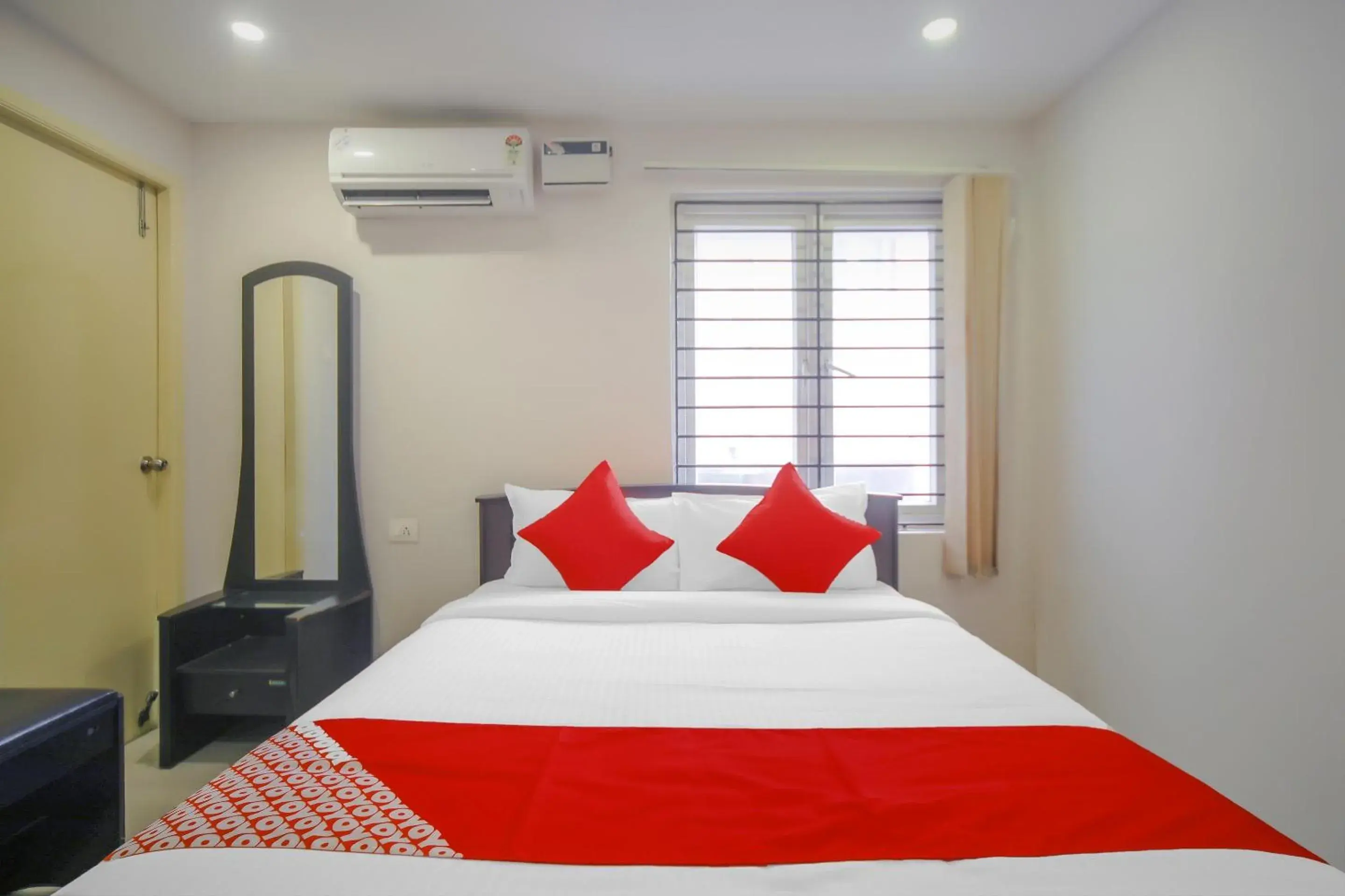 Bedroom, Bed in Super Hotel O Pride Hospitality Nungambakkam Bedroom, Bed in Super Hotel O Pride Hospitality Nungambakkam