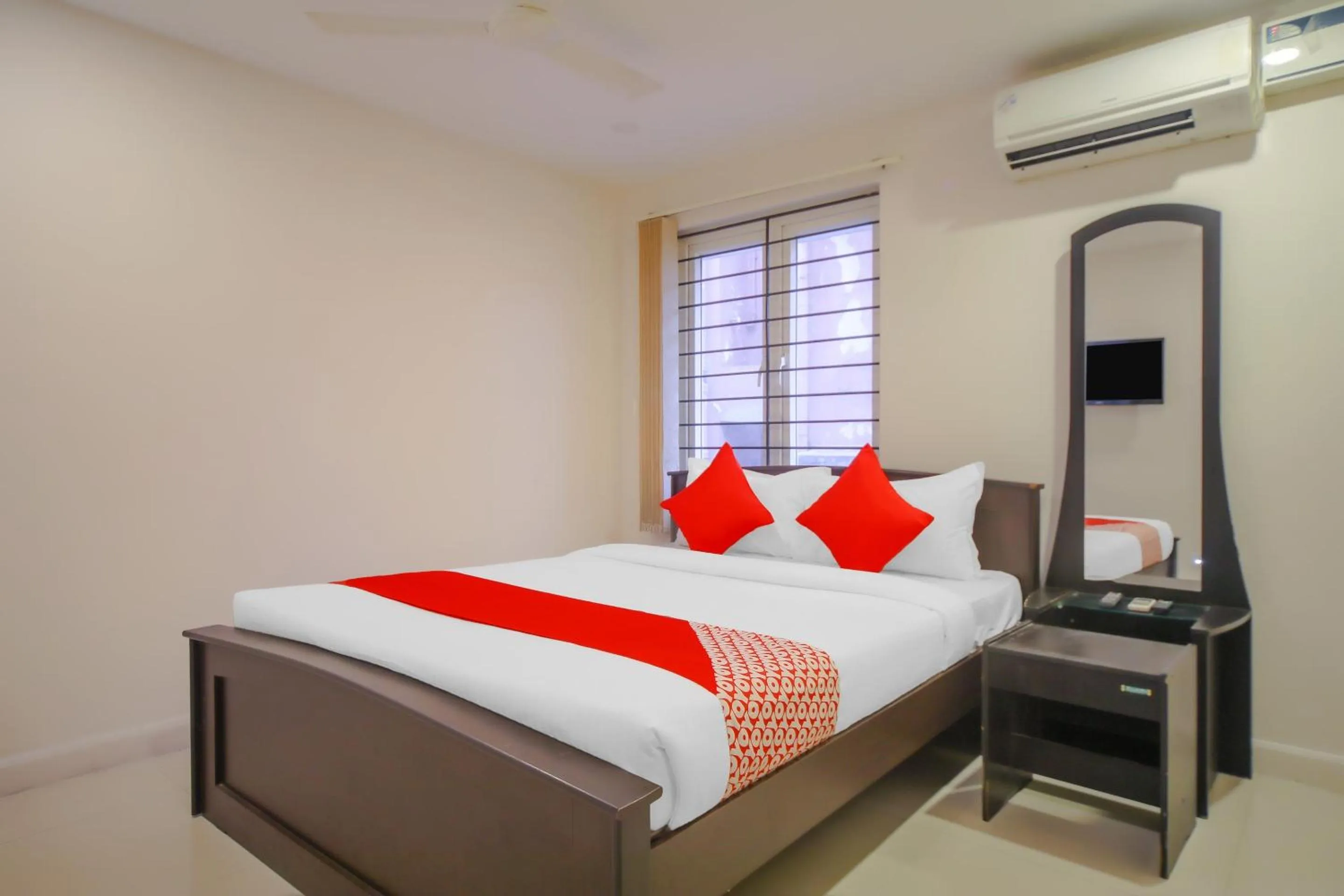 Bedroom, Bed in Super Hotel O Pride Hospitality Nungambakkam