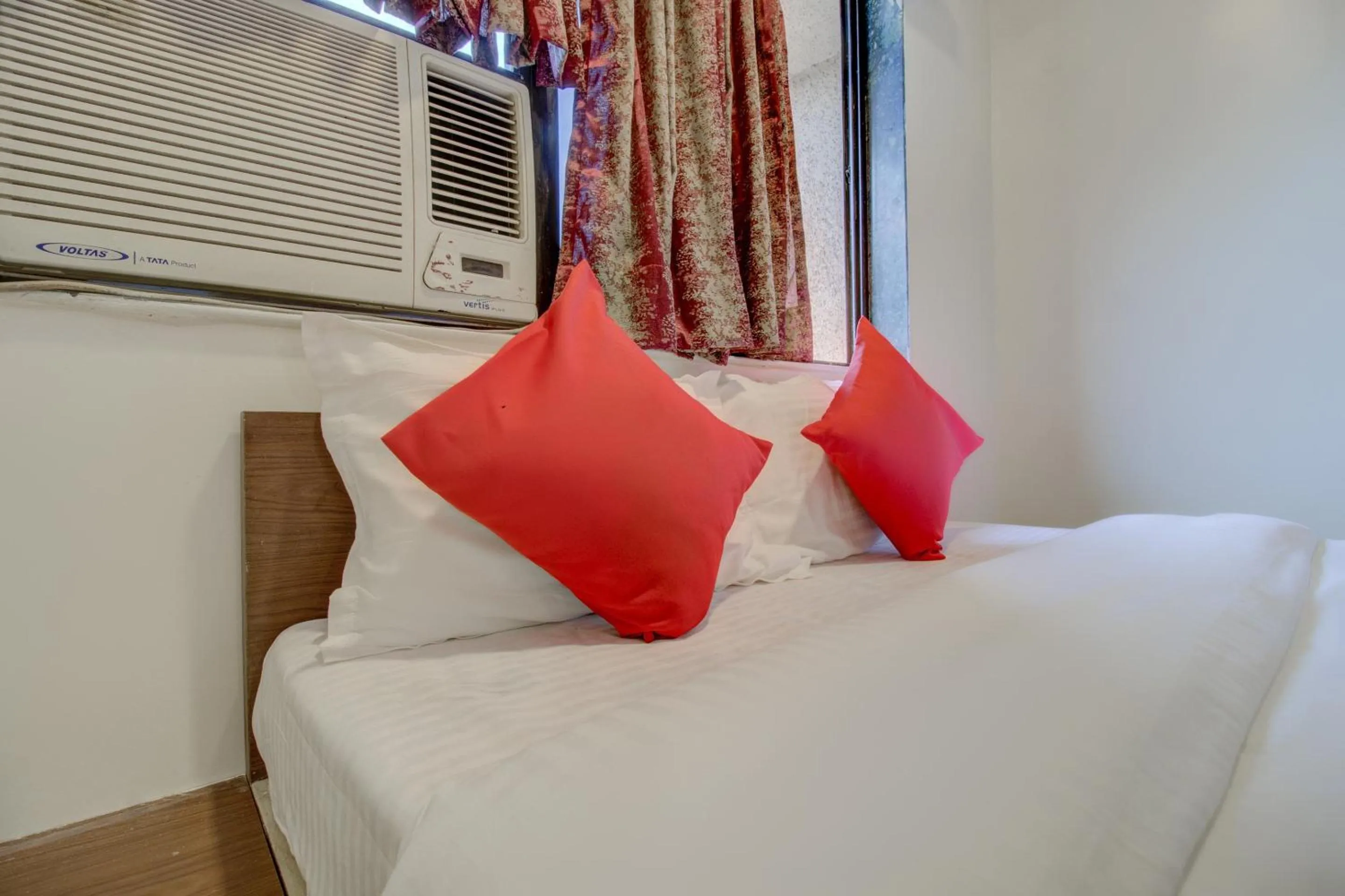 Facade/entrance, Bed in Hotel O Della Comforts