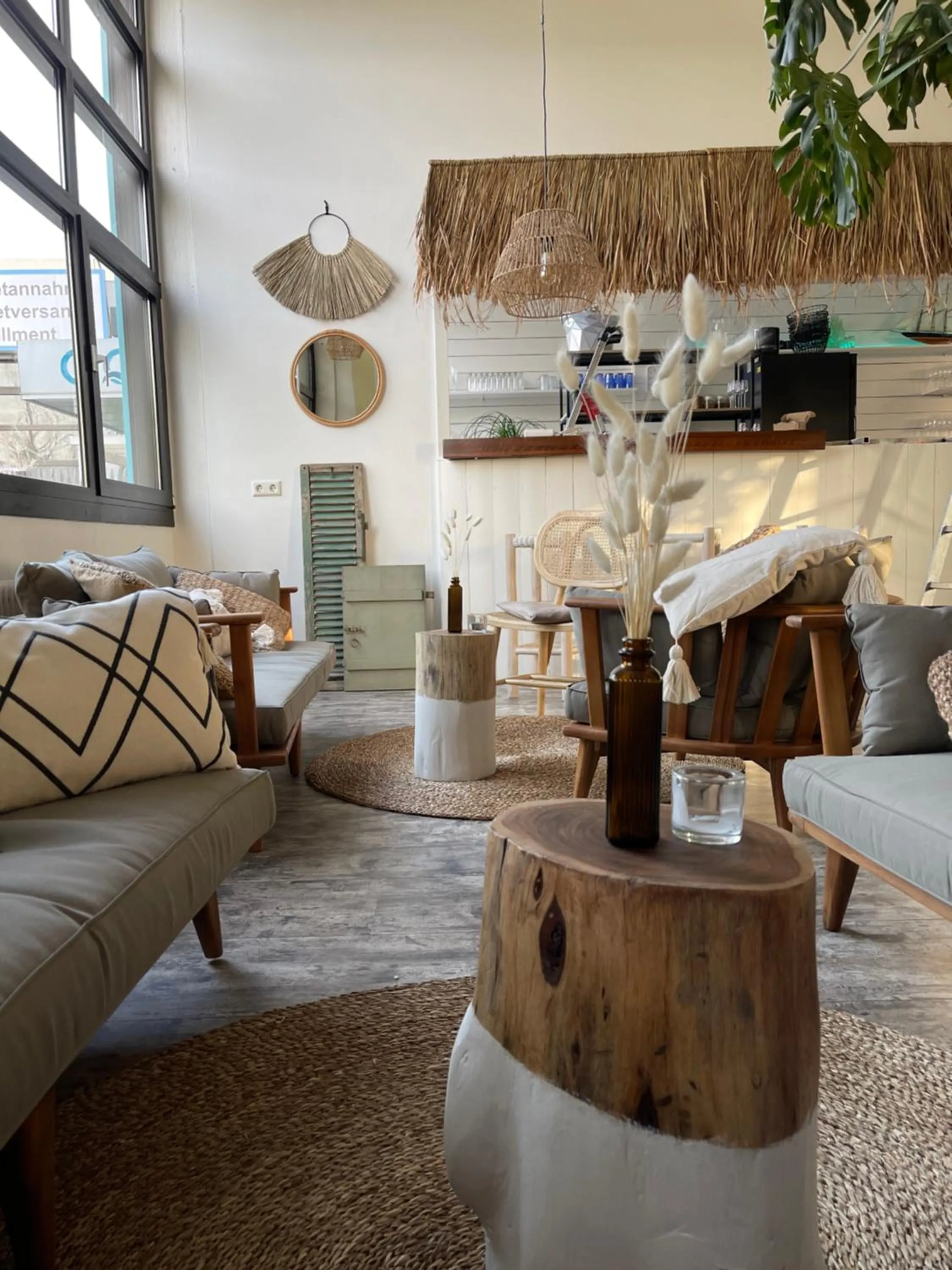 Restaurant/places to eat in Aqua Hotel