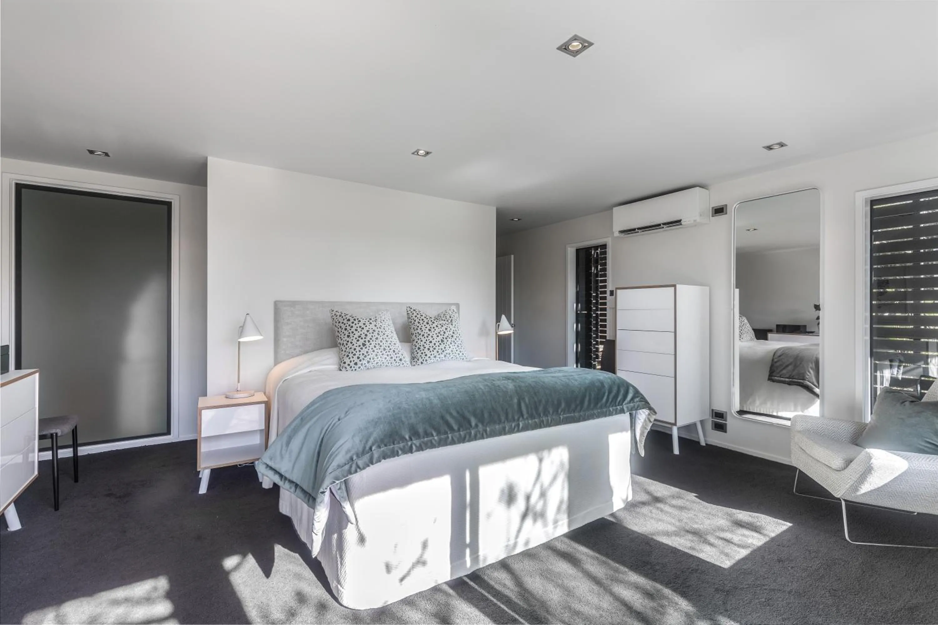 Photo of the whole room, Bed in Taonga with Sea Views by Waiheke Unlimited