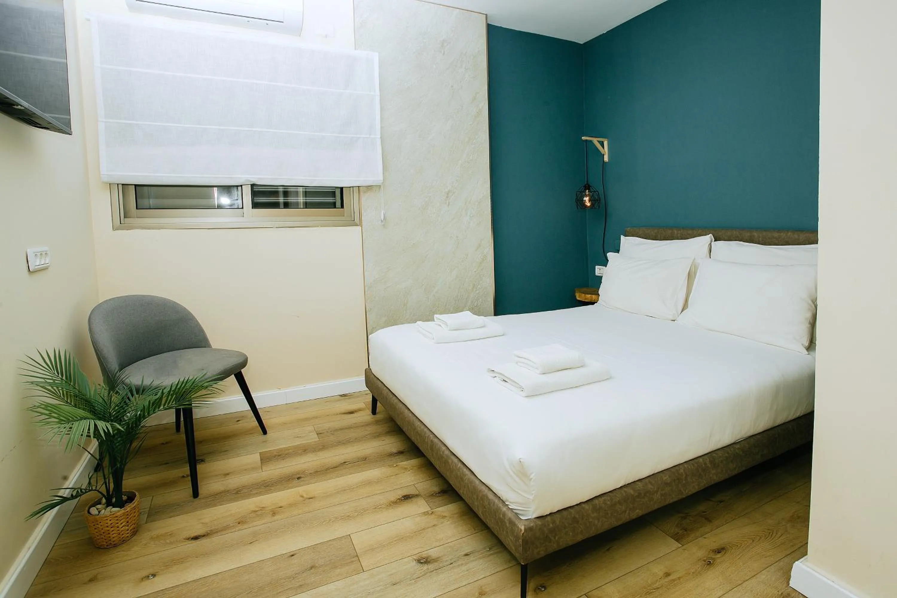 Photo of the whole room, Bed in Domus Bat Galim Hotel
