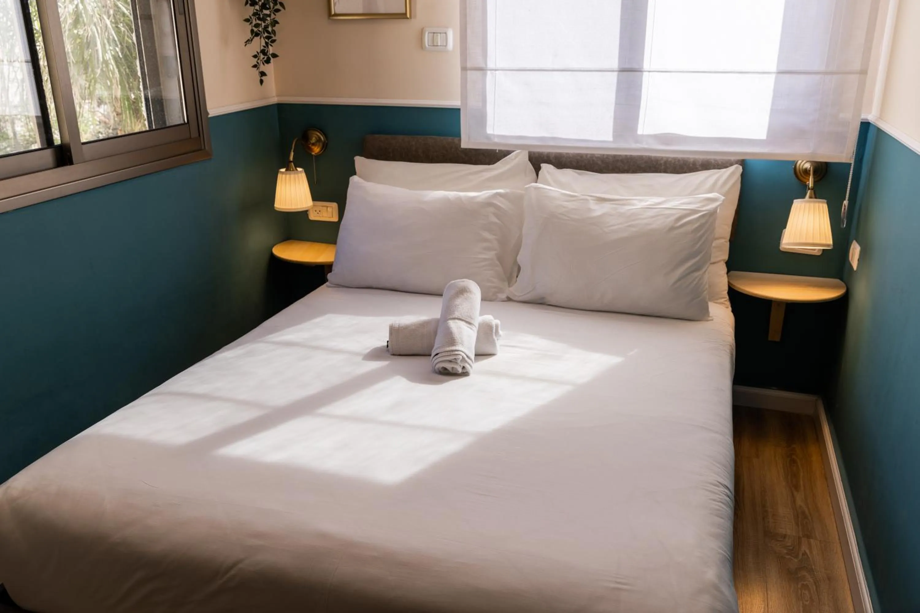 Bedroom, Bed in Domus Bat Galim Hotel