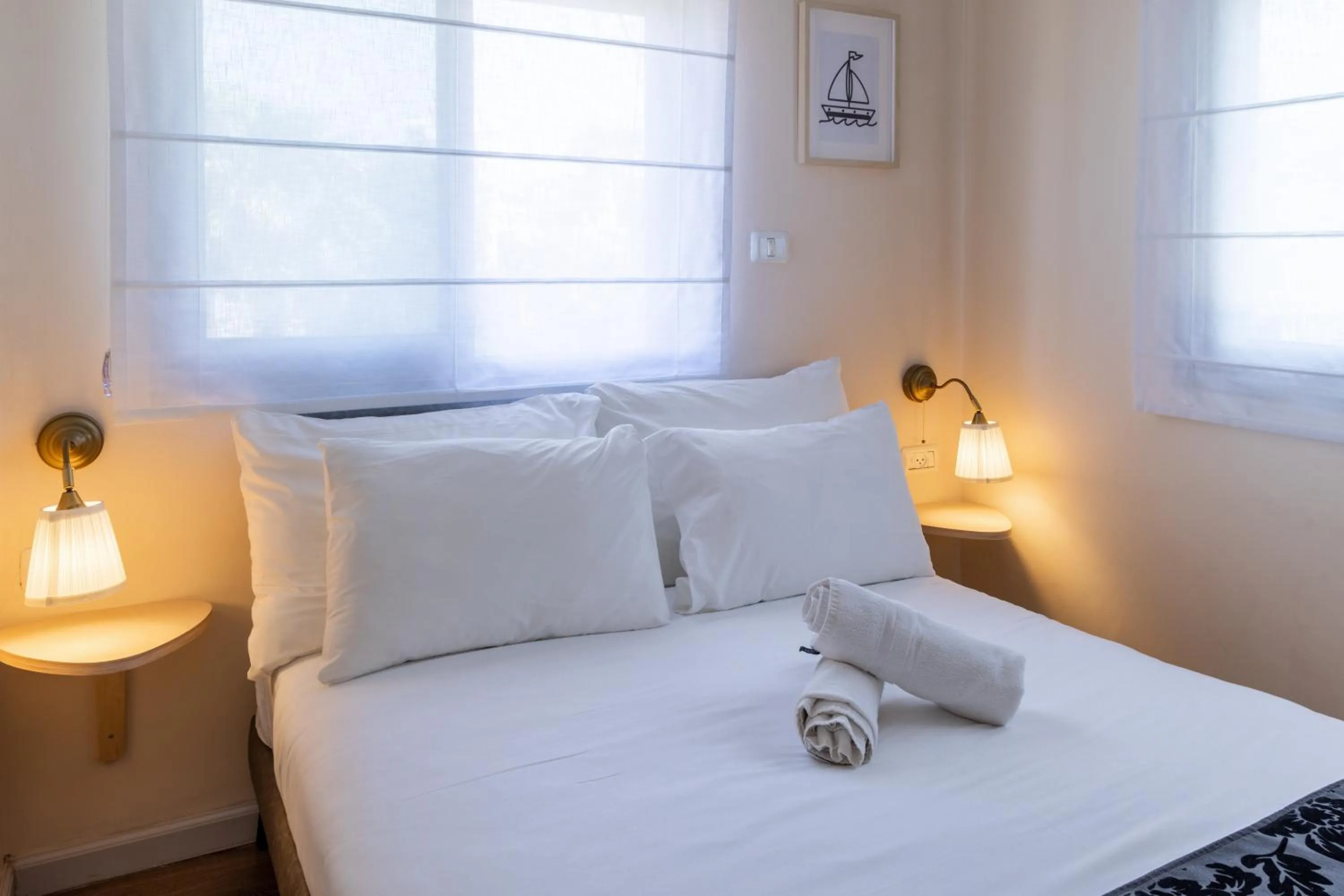 Photo of the whole room, Bed in Domus Bat Galim Hotel