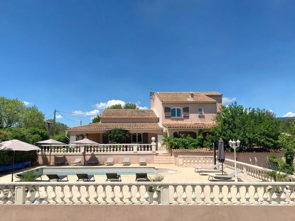 LA VILLA DES AMES LIEES