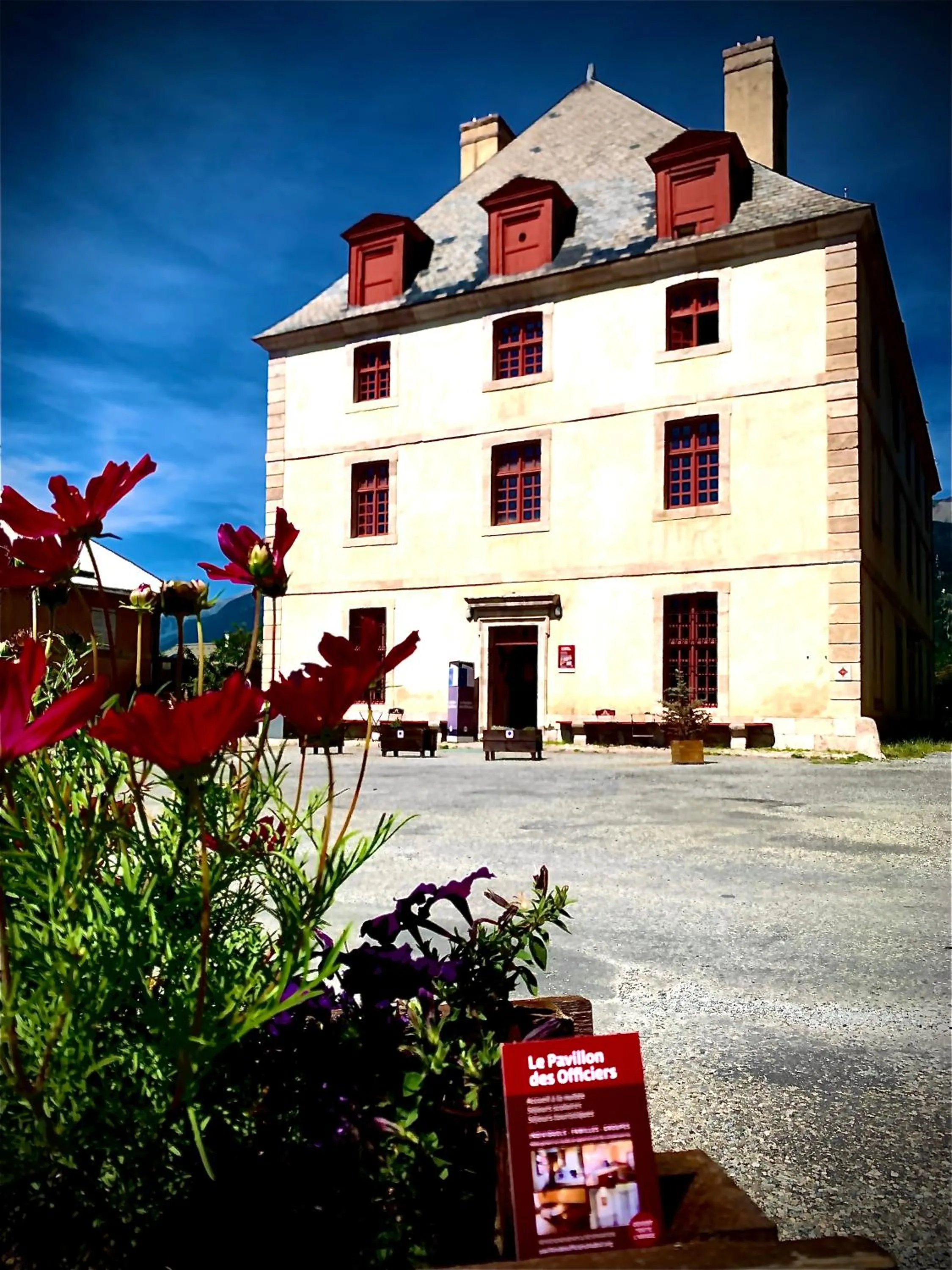 Property building in Le Pavillon des Officiers