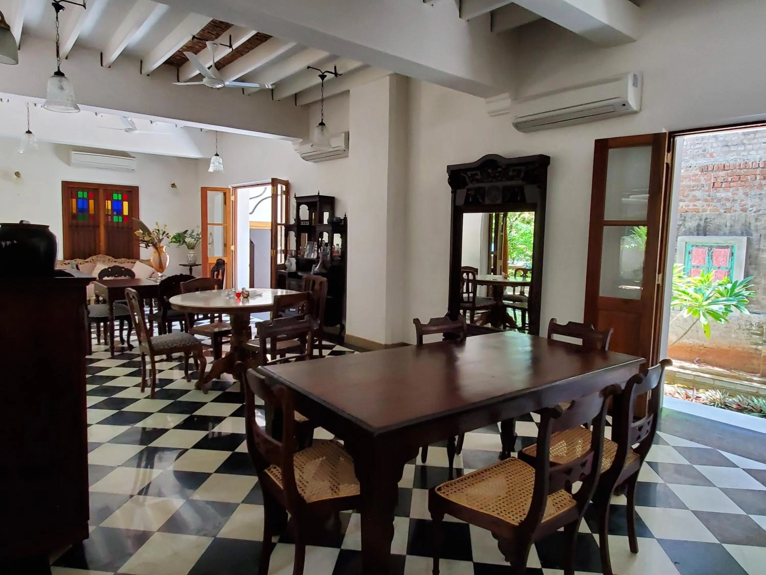 Restaurant/places to eat in Kariappa House