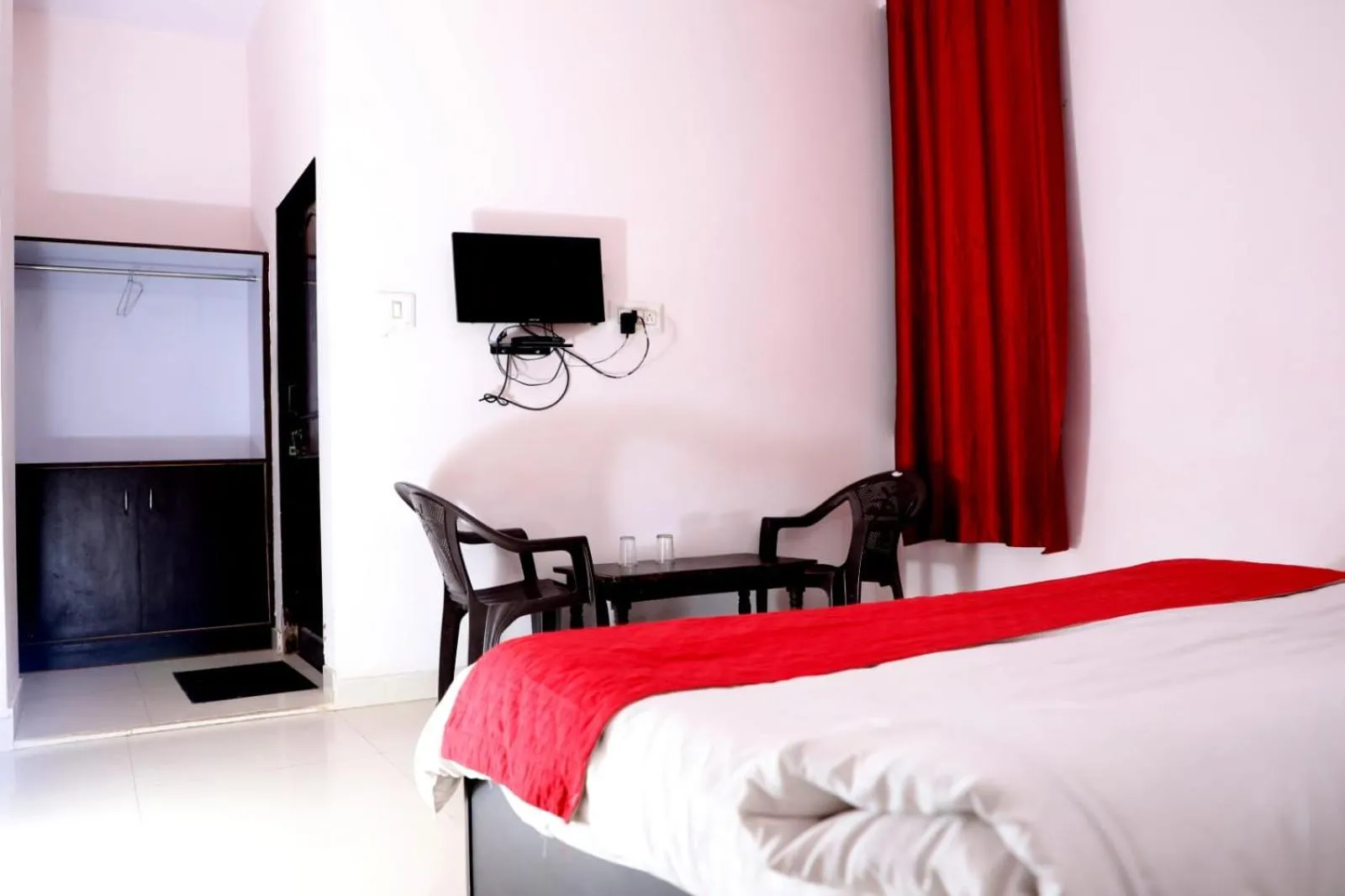 Communal lounge/ TV room, Bed in The Forest View Resort