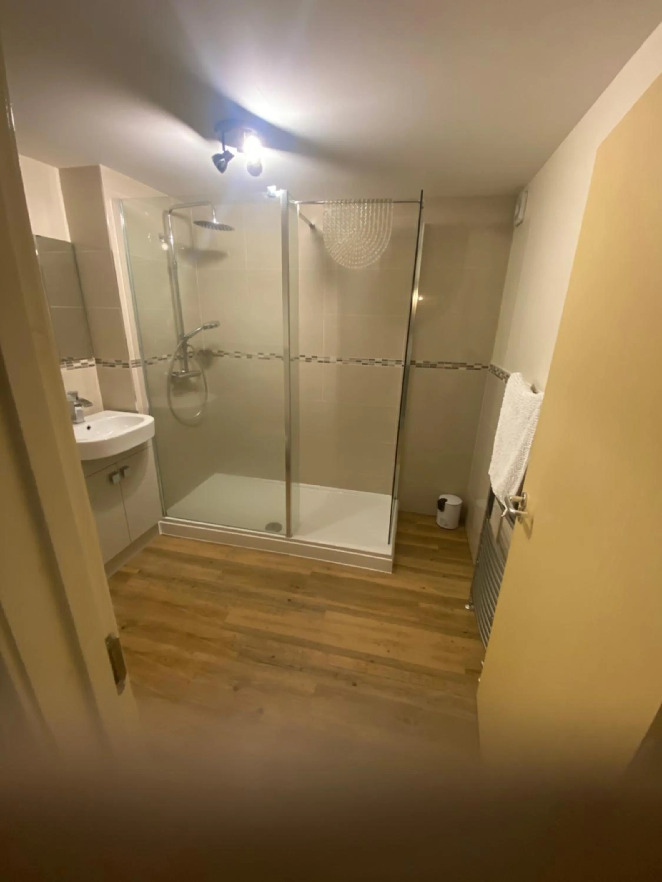 2 Bed Blackburn Village Apt With Wifi & Parking