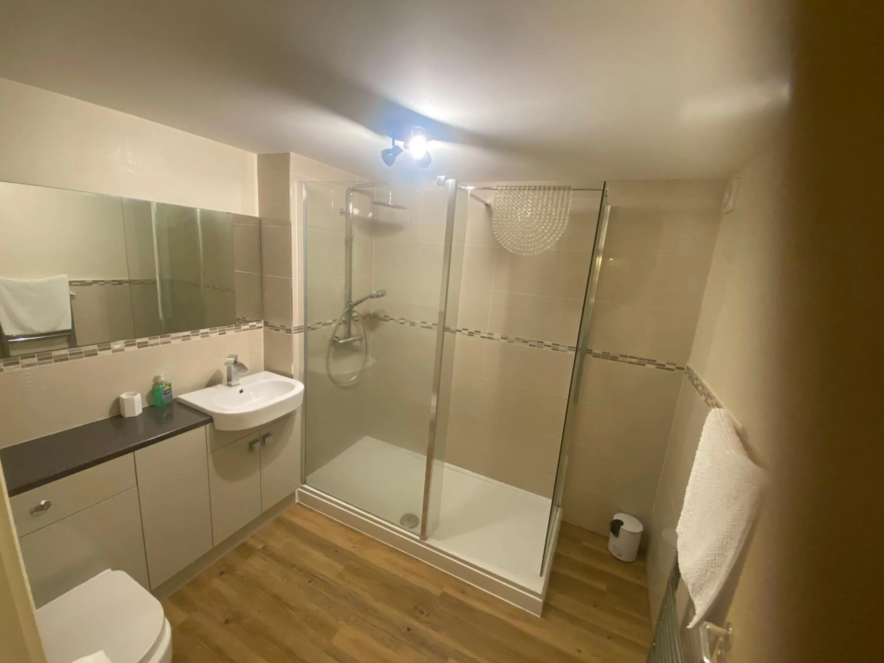 2 Bed Blackburn Village Apt With Wifi & Parking
