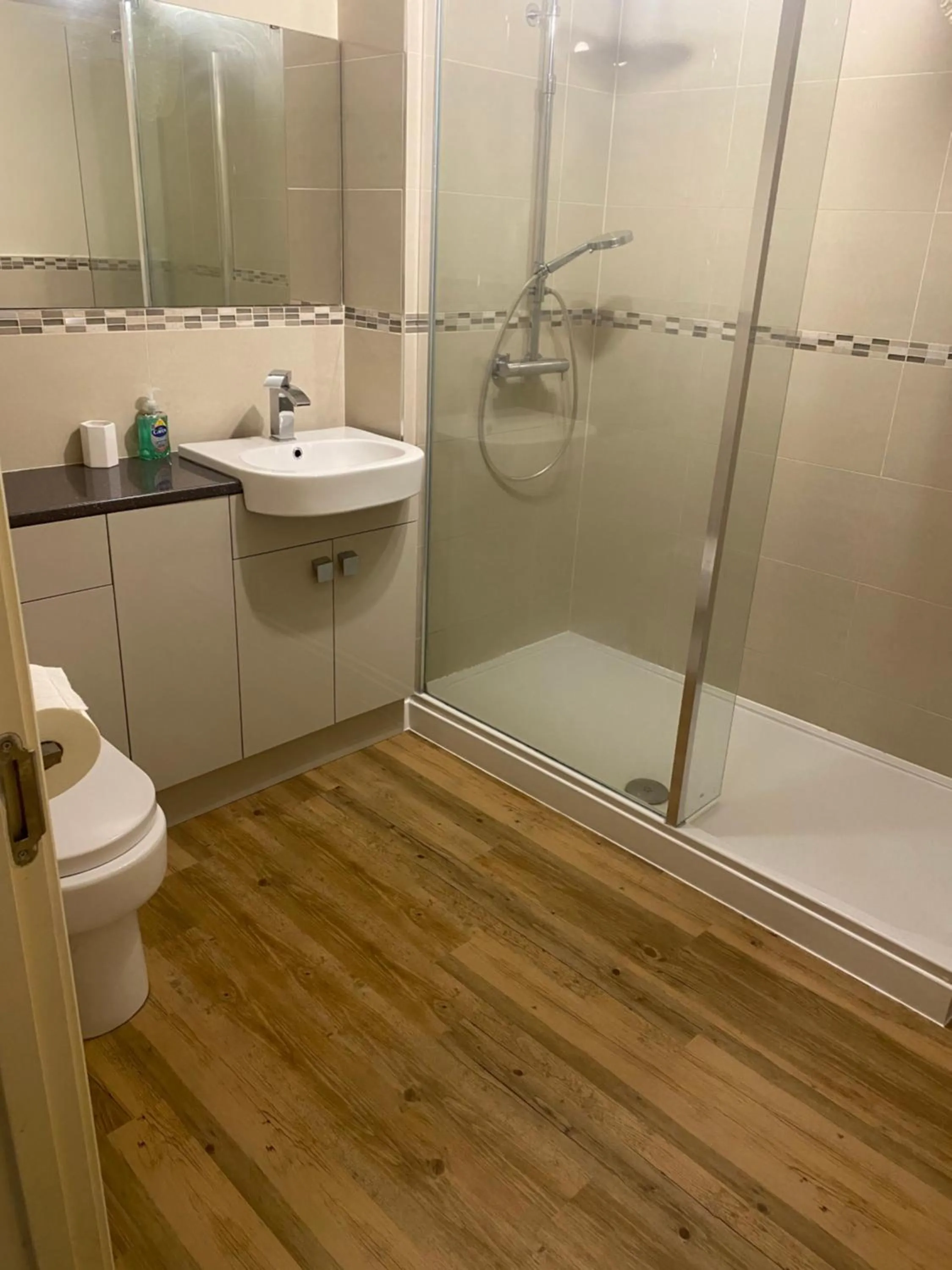 2 Bed Blackburn Village Apt With Wifi & Parking