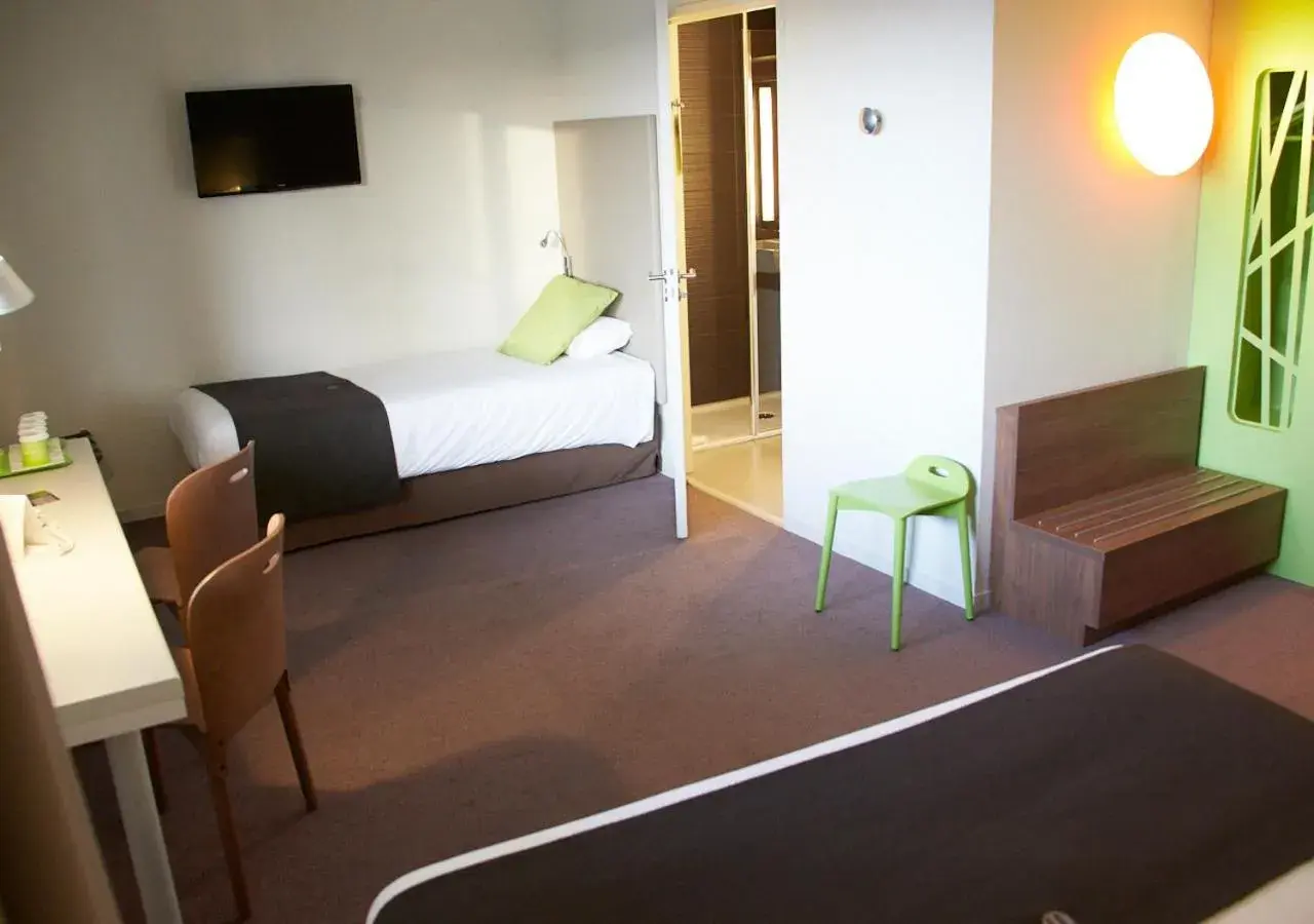 Photo of the whole room, Bed in Campanile Dijon Congrès Clemenceau Photo of the whole room, Bed in Campanile Dijon Congrès Clemenceau