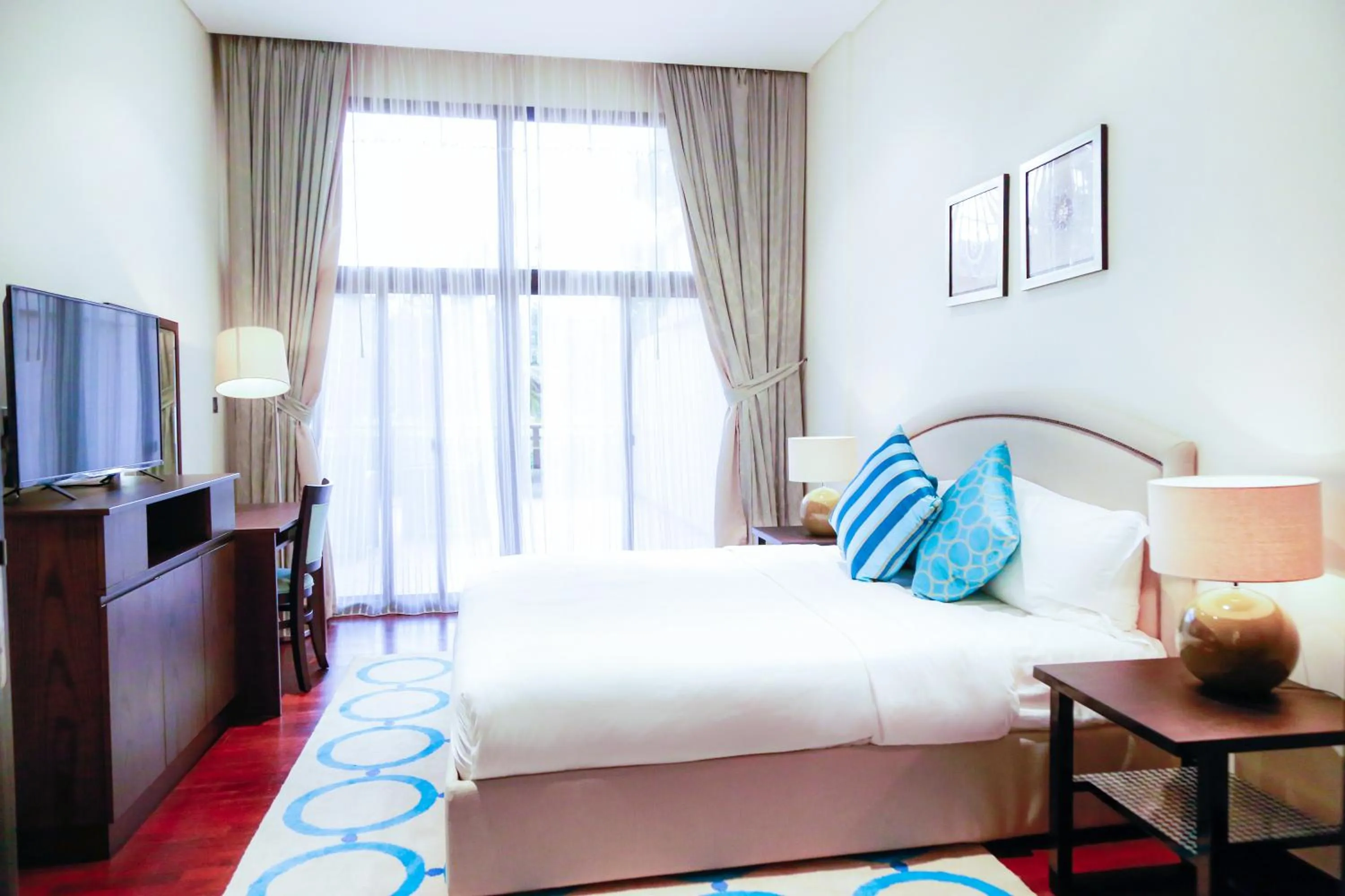 Bed in Luxe Getaways Royal Amwaj Palm Jumeirah Resort Apartment Holiday Home