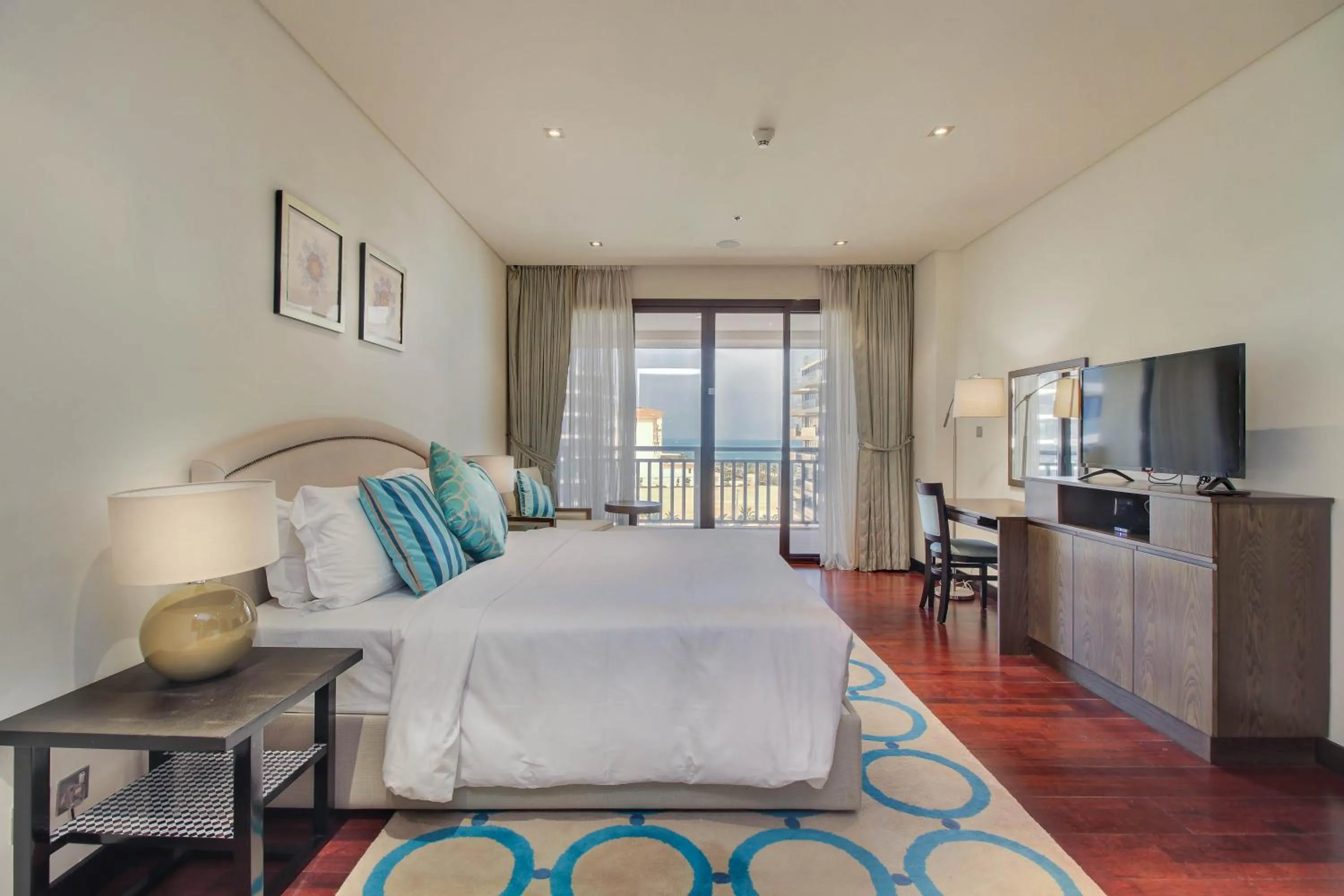 Bed in Luxe Getaways Royal Amwaj Palm Jumeirah Resort Apartment Holiday Home