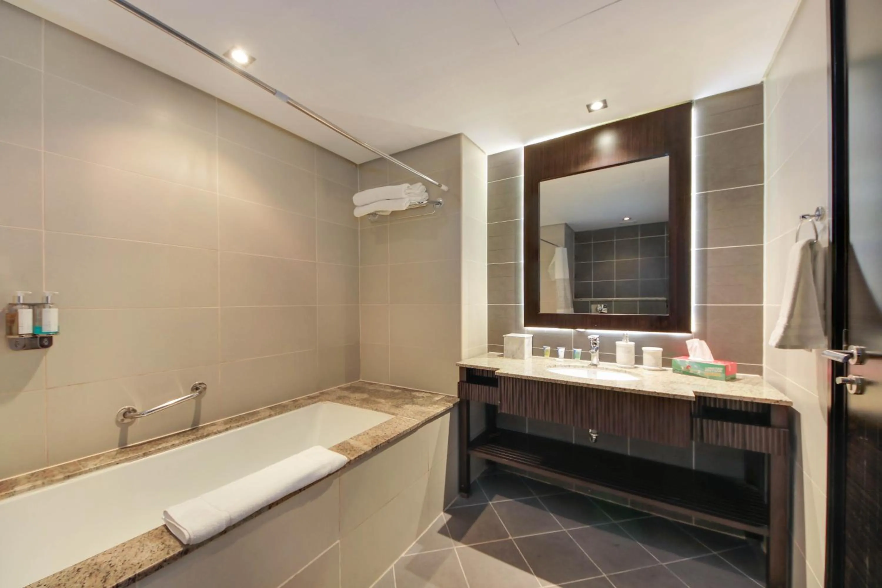 Luxe Getaways Royal Amwaj Palm Jumeirah Resort Apartment Holiday Home