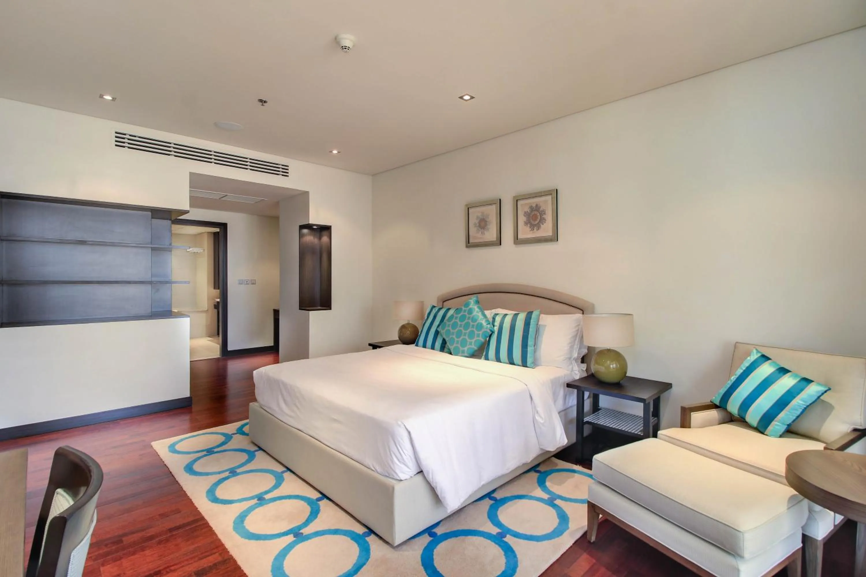 Bed in Luxe Getaways Royal Amwaj Palm Jumeirah Resort Apartment Holiday Home