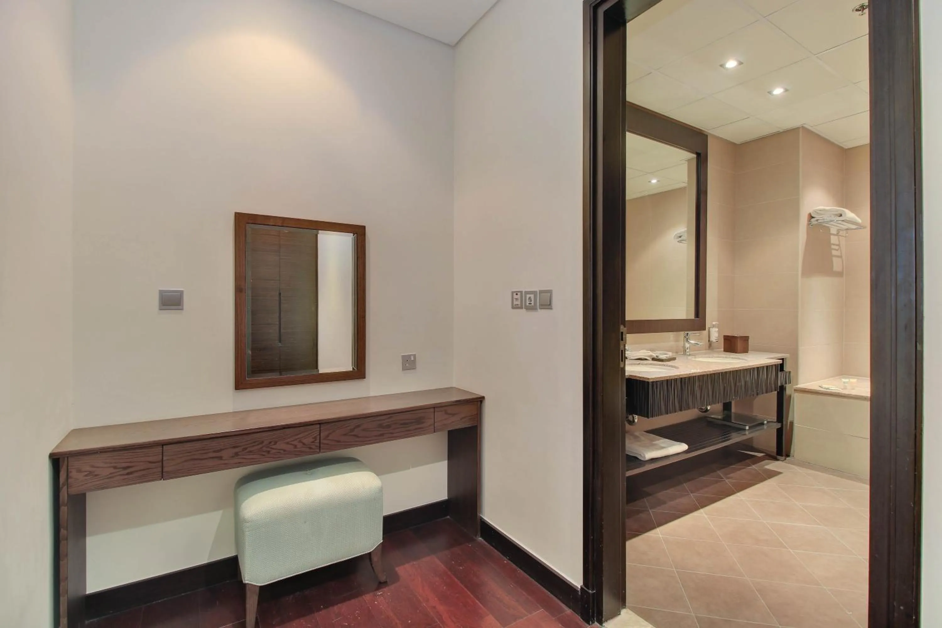 Luxe Getaways Royal Amwaj Palm Jumeirah Resort Apartment Holiday Home