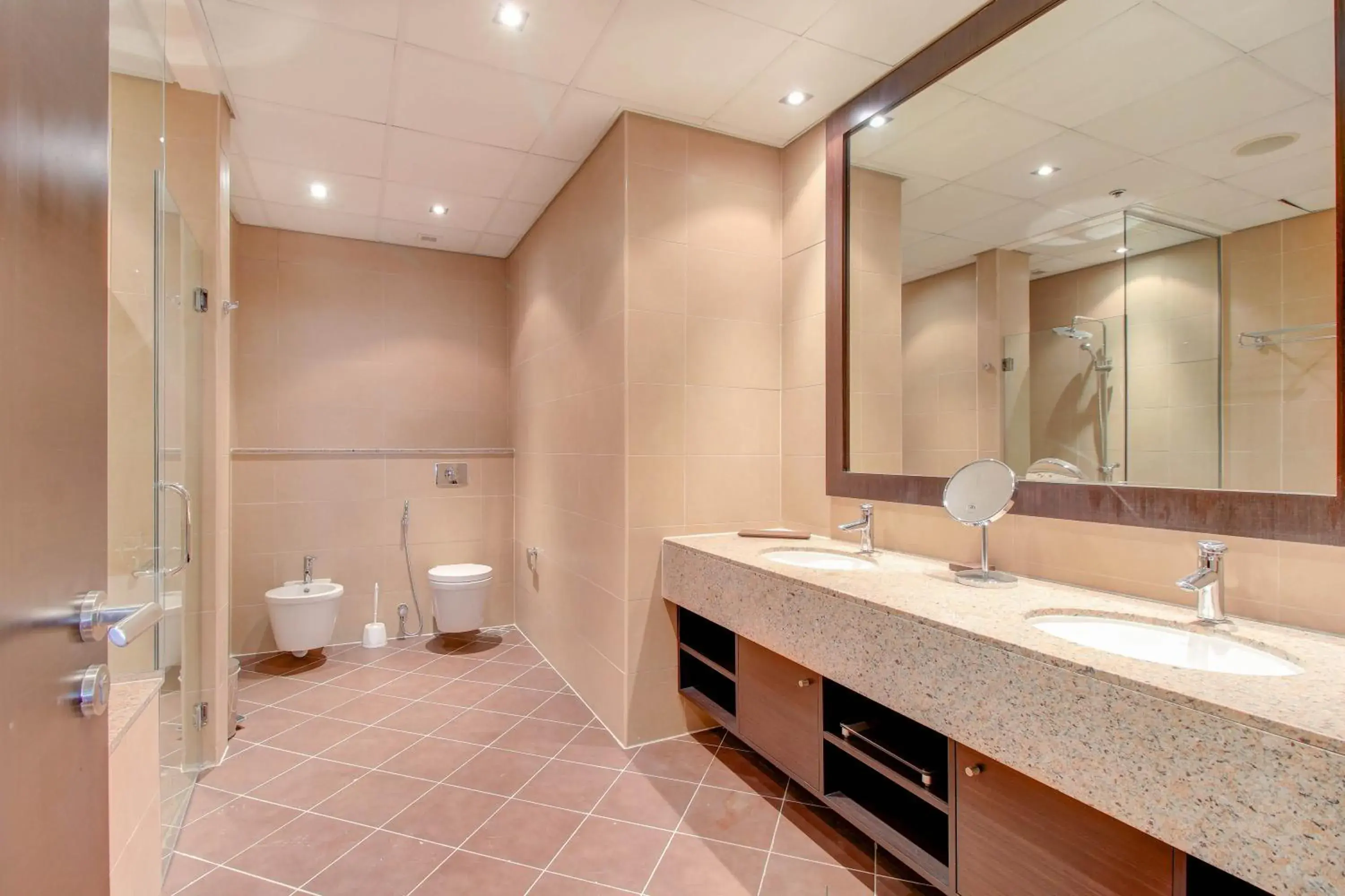 Shower in Luxe Getaways Royal Amwaj Palm Jumeirah Resort Apartment Holiday Home Shower in Luxe Getaways Royal Amwaj Palm Jumeirah Resort Apartment Holiday Home