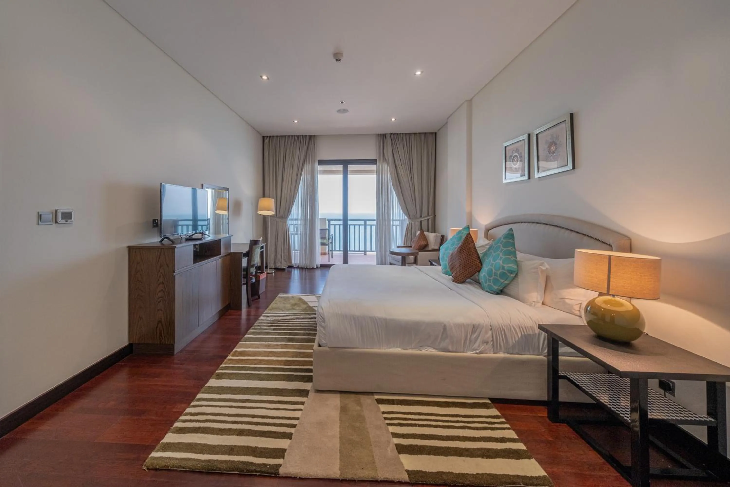 Bed in Luxe Getaways Royal Amwaj Palm Jumeirah Resort Apartment Holiday Home