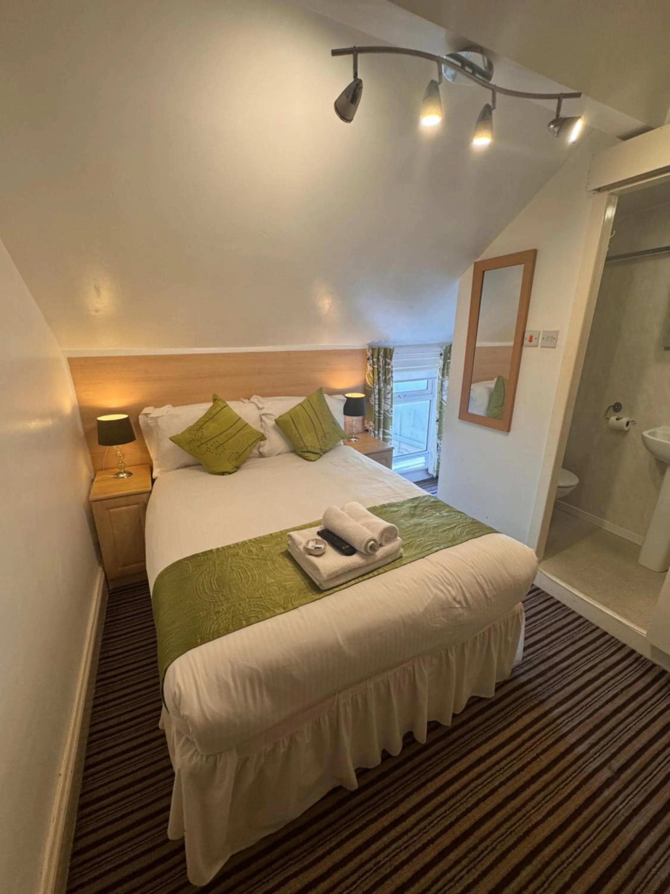 Bed in Delovely Hotel