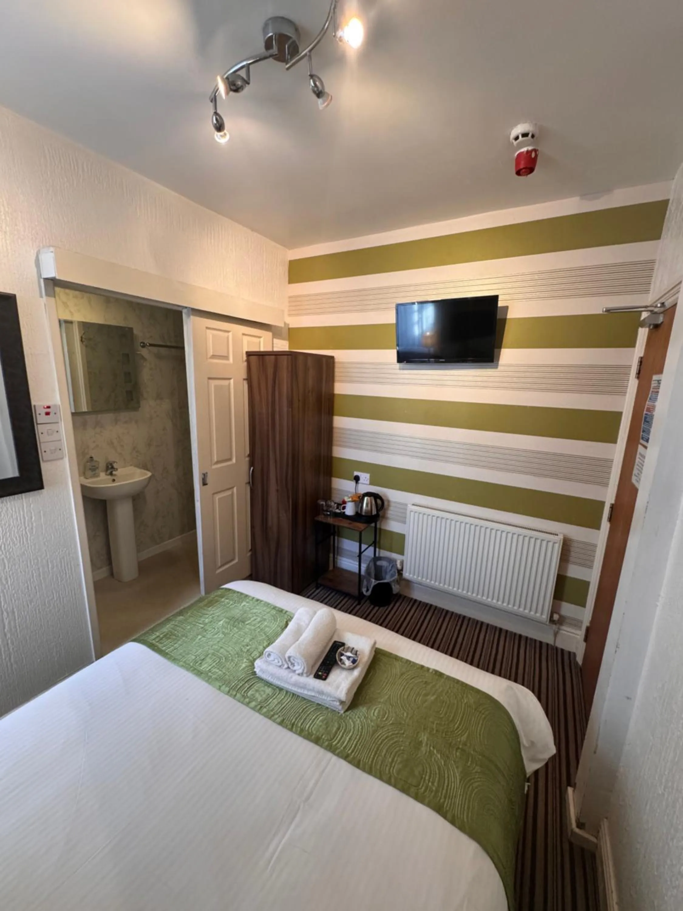 Bed in Delovely Hotel