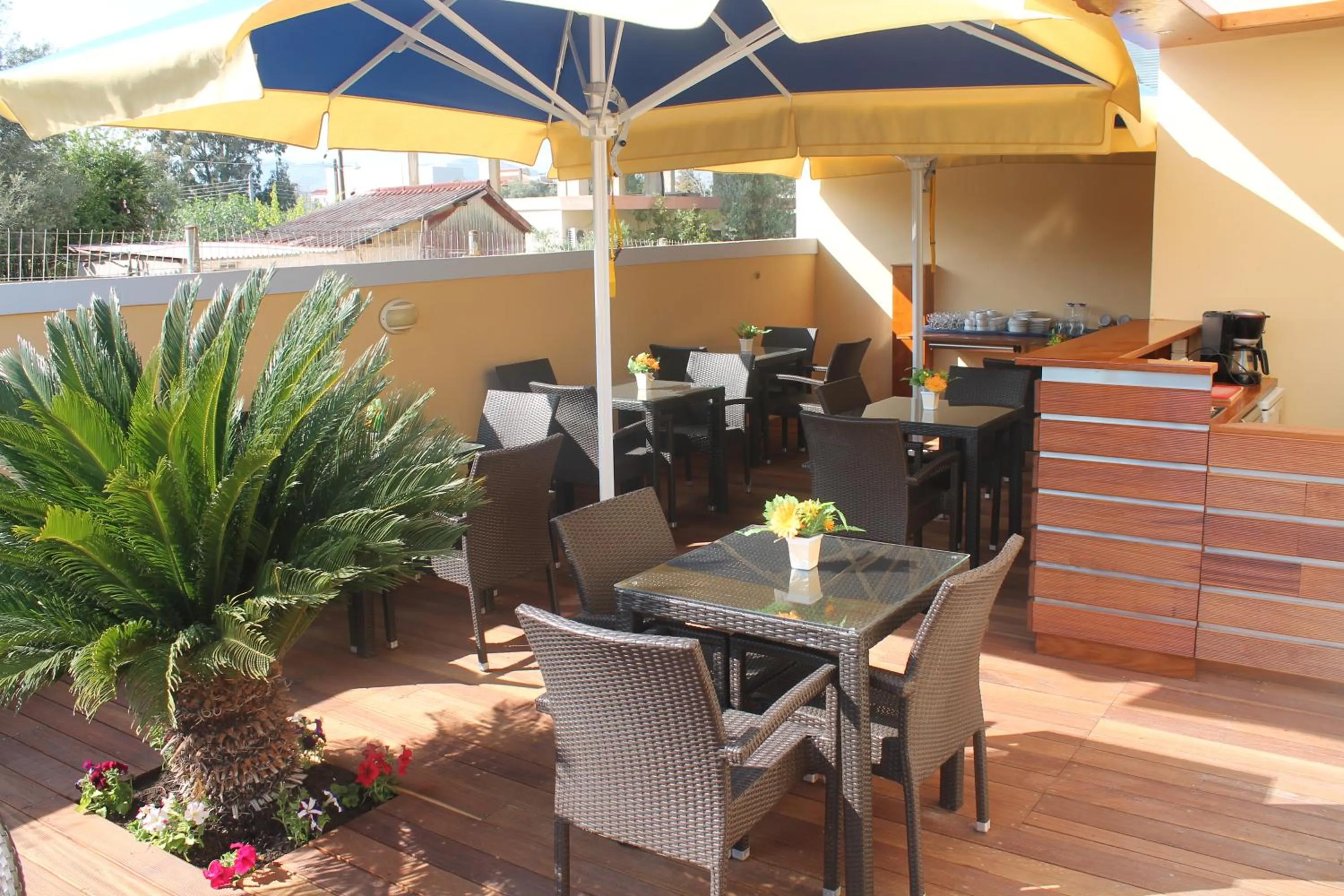 Restaurant/places to eat in Peri's Hotel