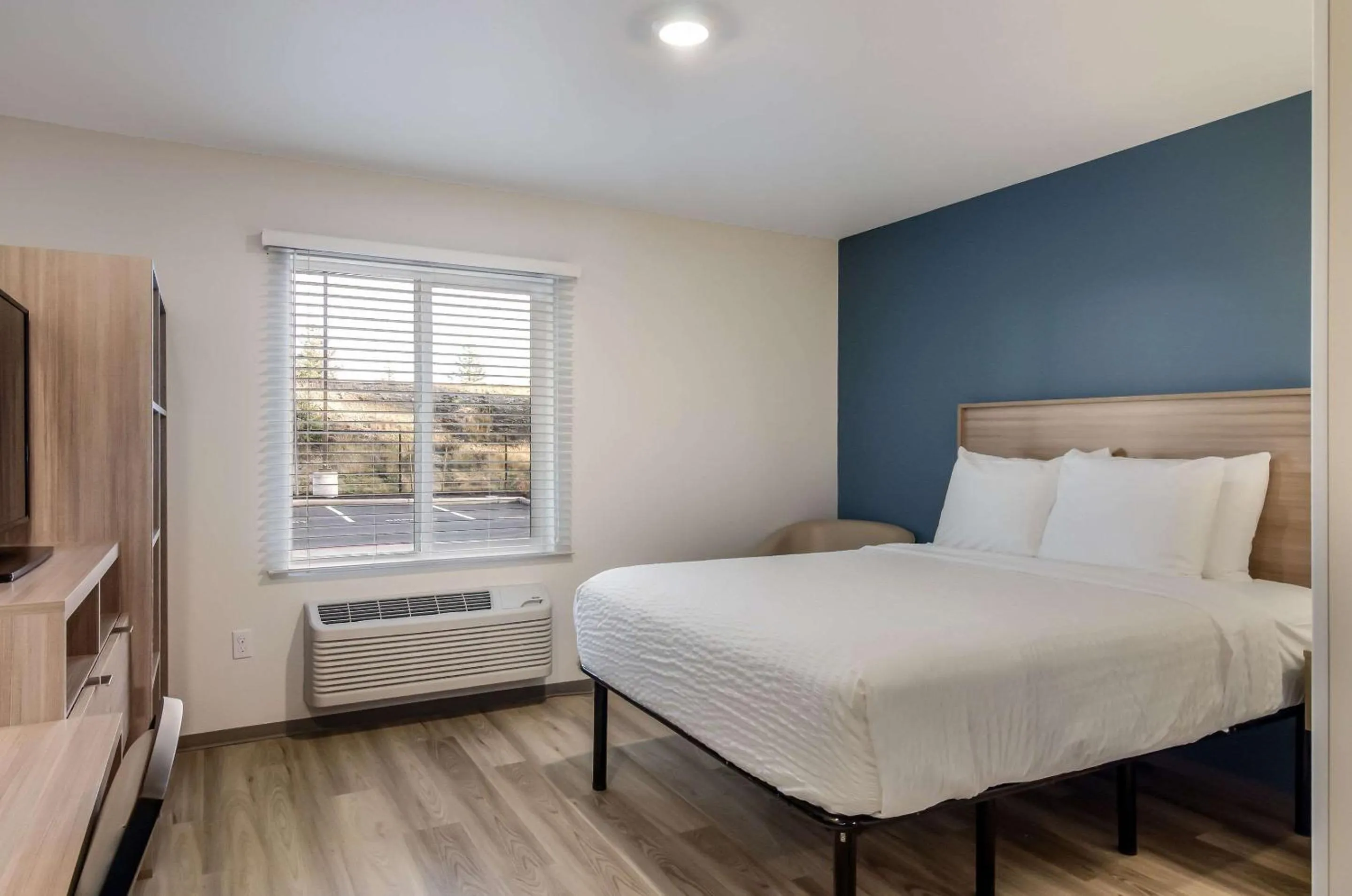 Photo of the whole room, Bed in WoodSpring Suites Tacoma - Lakewood