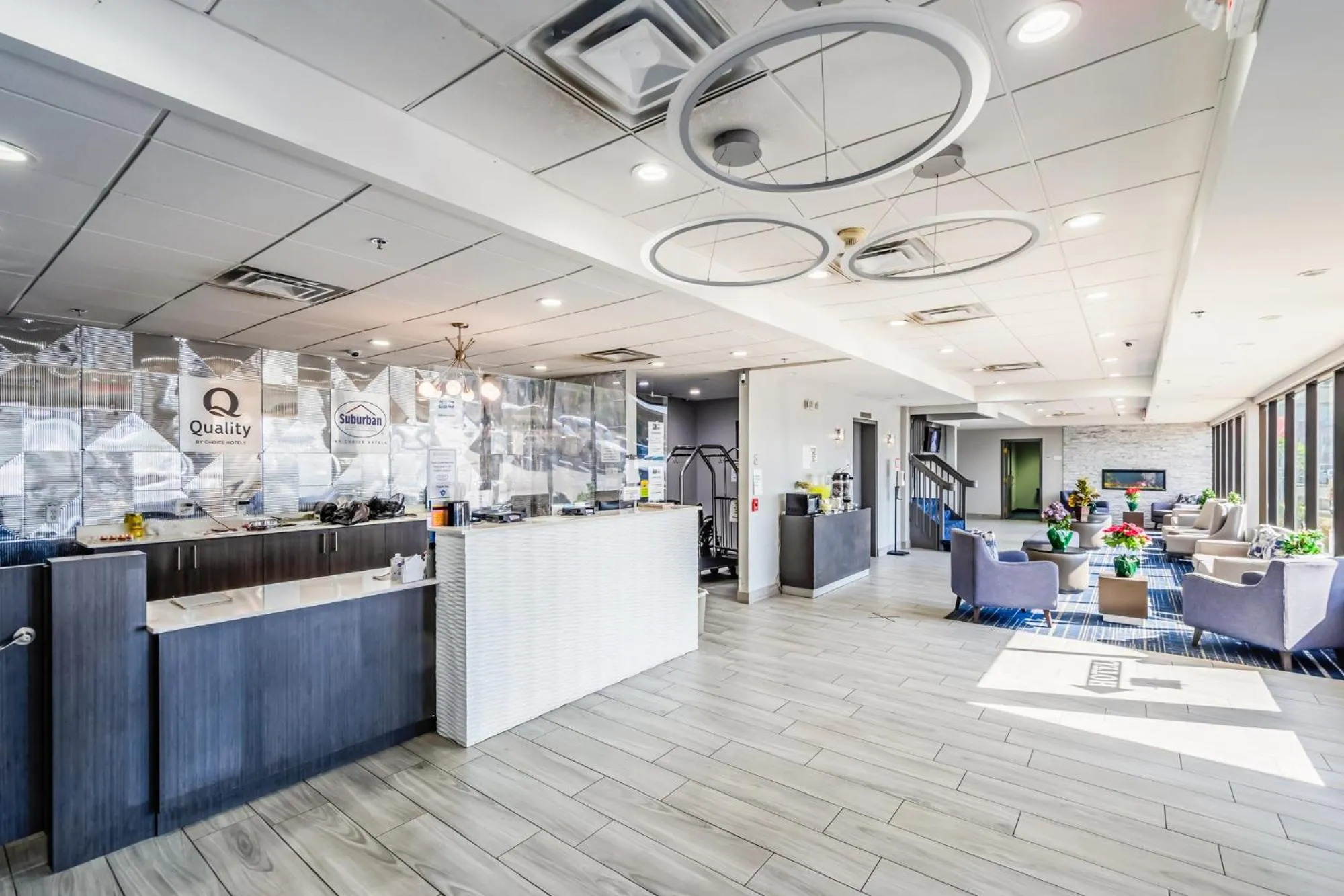 Property building in Quality Inn Roseville-Detroit North