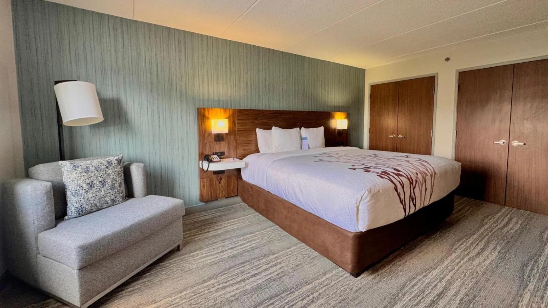 Bedroom, Bed in Sleep Inn Oakbrook Terrace - Chicago