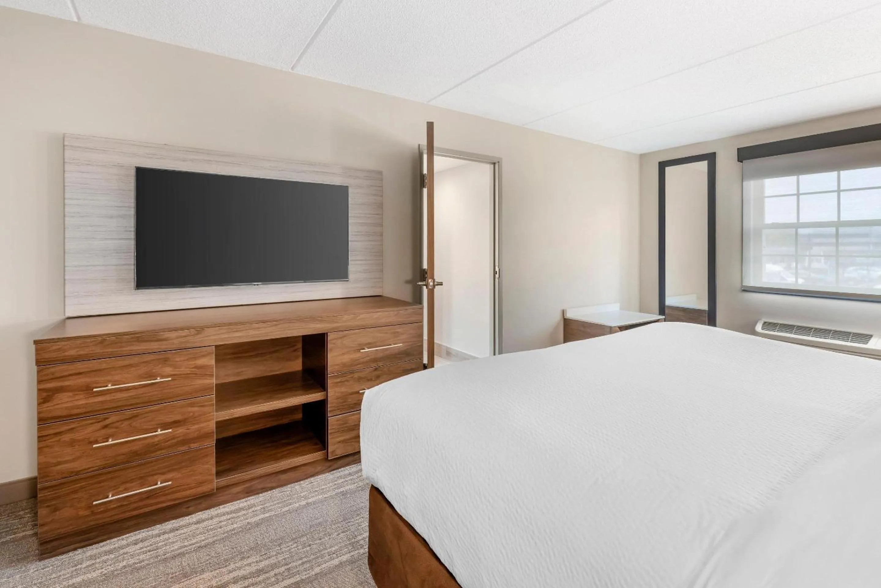 Bedroom, Bed in Sleep Inn Oakbrook Terrace - Chicago