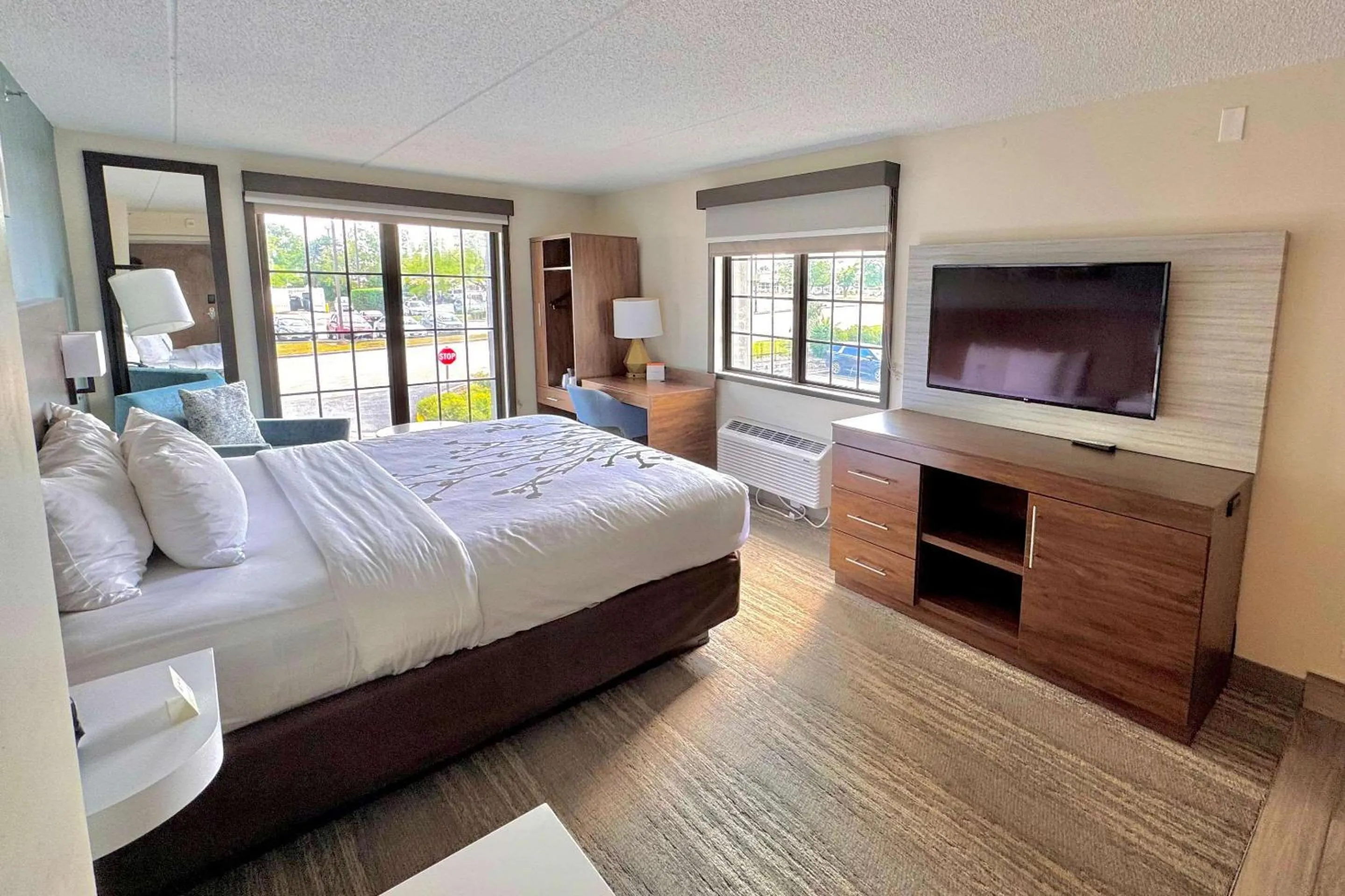 Bedroom, Bed in Sleep Inn Oakbrook Terrace - Chicago