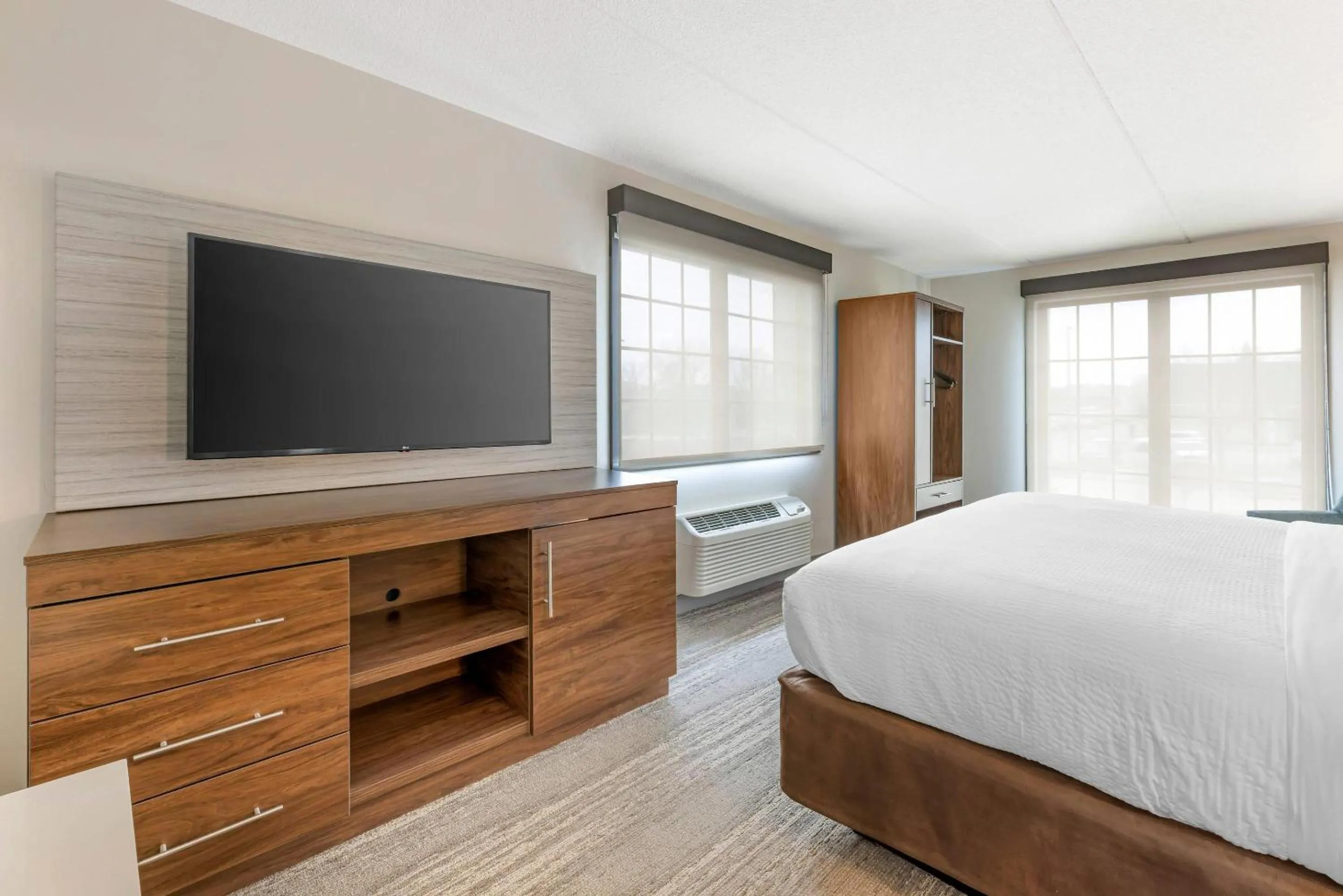 Bedroom, Bed in Sleep Inn Oakbrook Terrace - Chicago