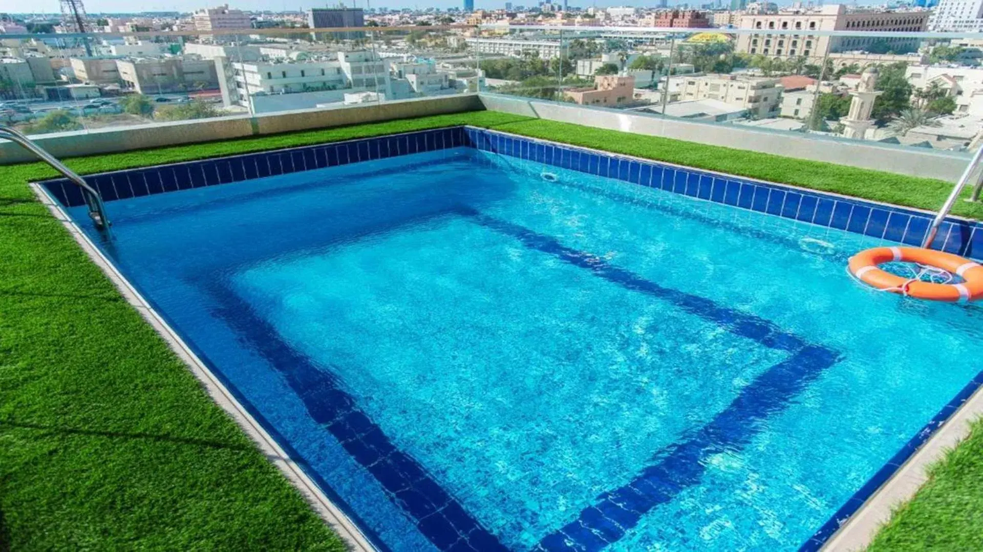 Swimming pool in Sunday Emerald Hotel Swimming pool in Sunday Emerald Hotel