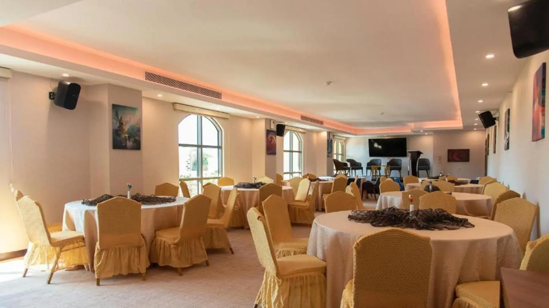 Restaurant/places to eat in Sunday Emerald Hotel Restaurant/places to eat in Sunday Emerald Hotel