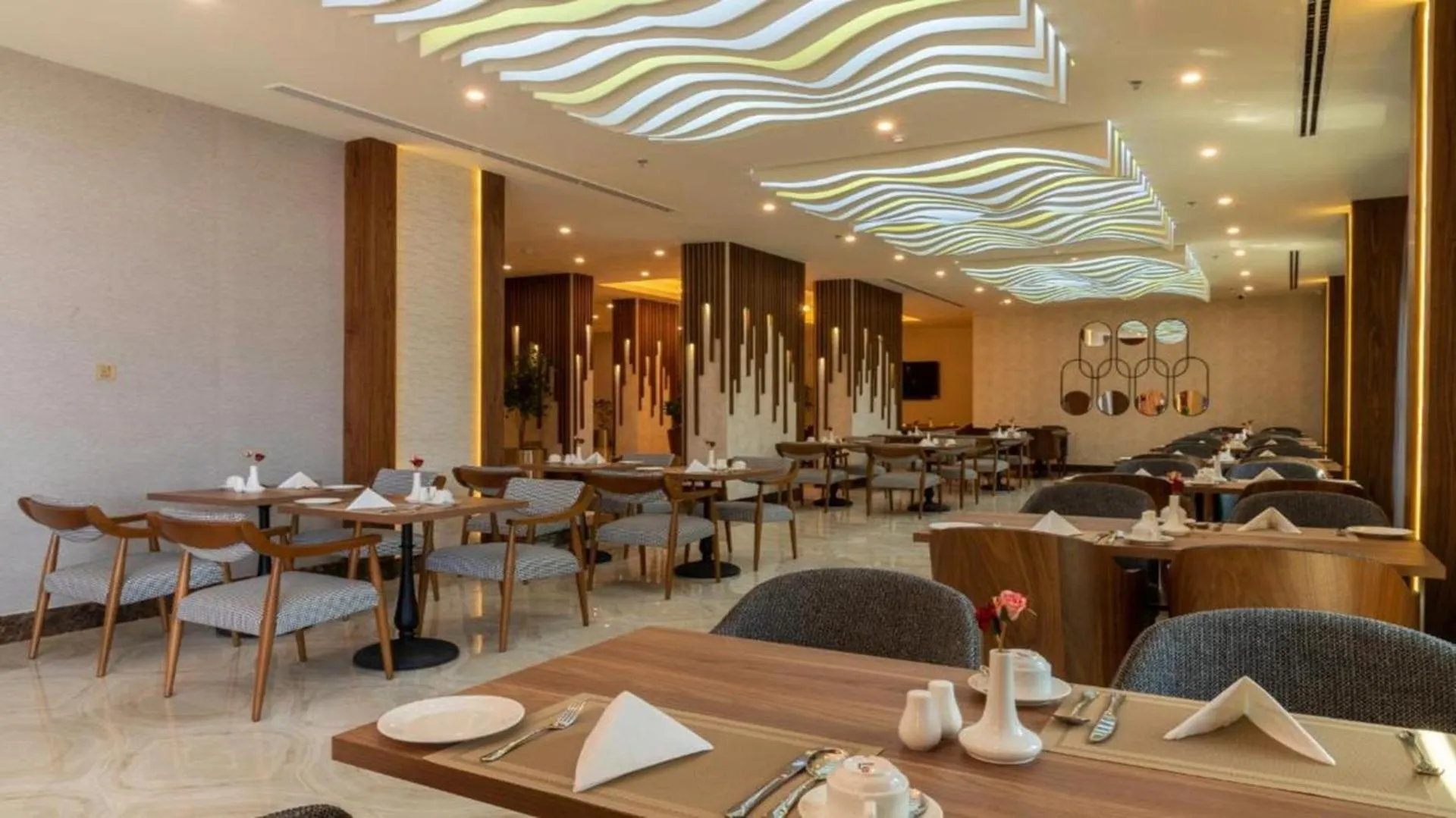 Restaurant/places to eat in Sunday Emerald Hotel