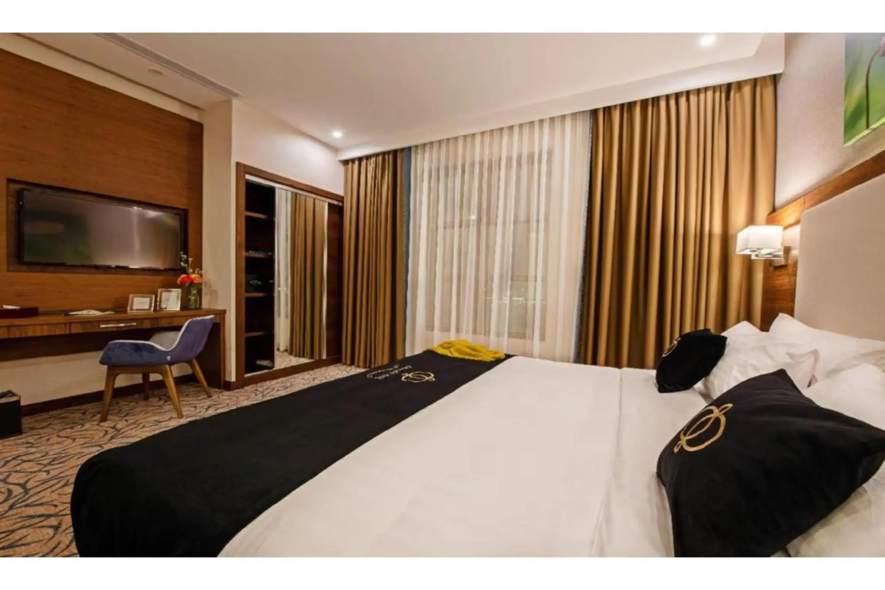 TV and multimedia, Bed in Sunday Emerald Hotel TV and multimedia, Bed in Sunday Emerald Hotel