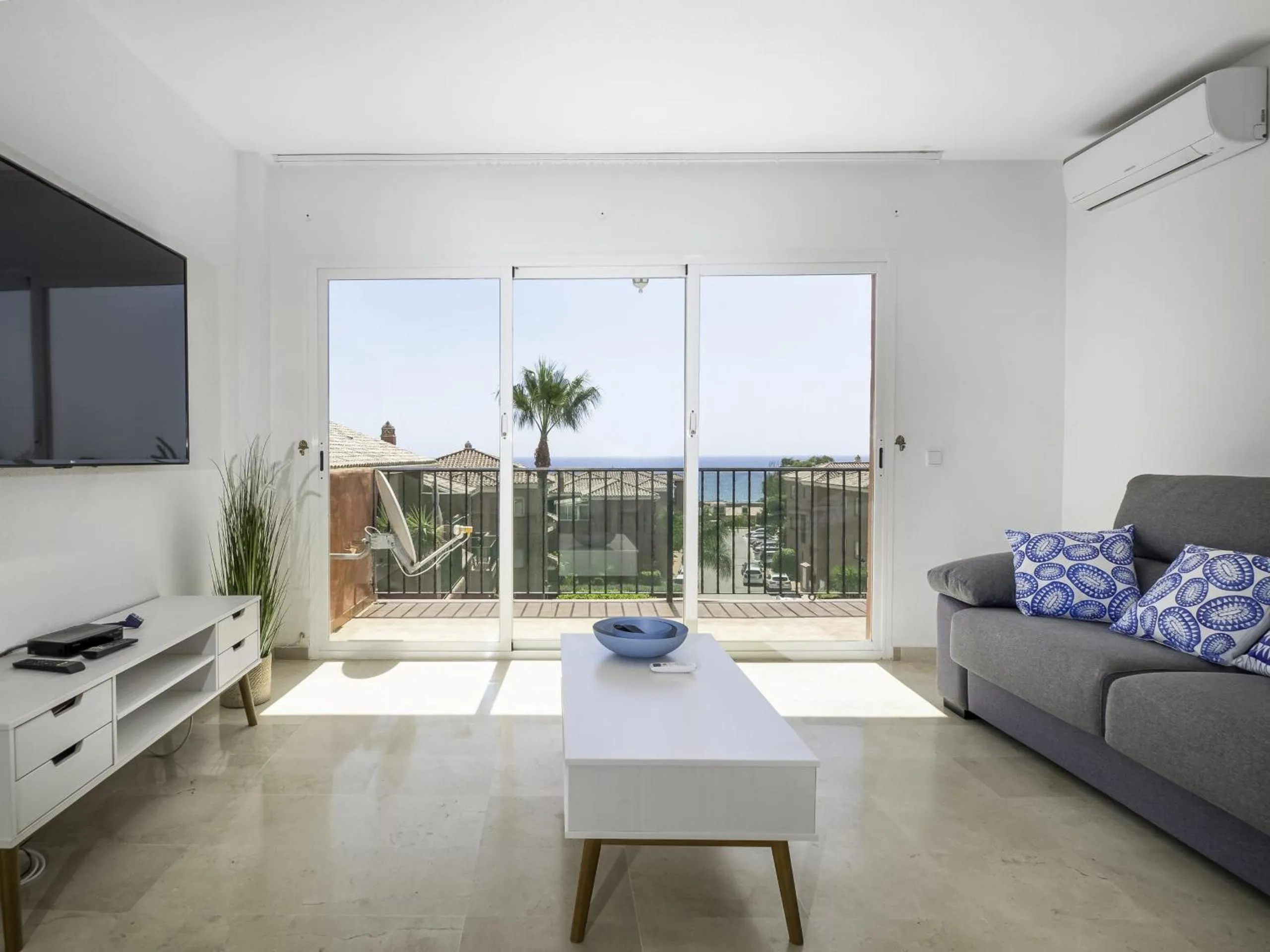 Communal lounge/ TV room in 2308- 2bedrooms apt with stunning sea view-terrace