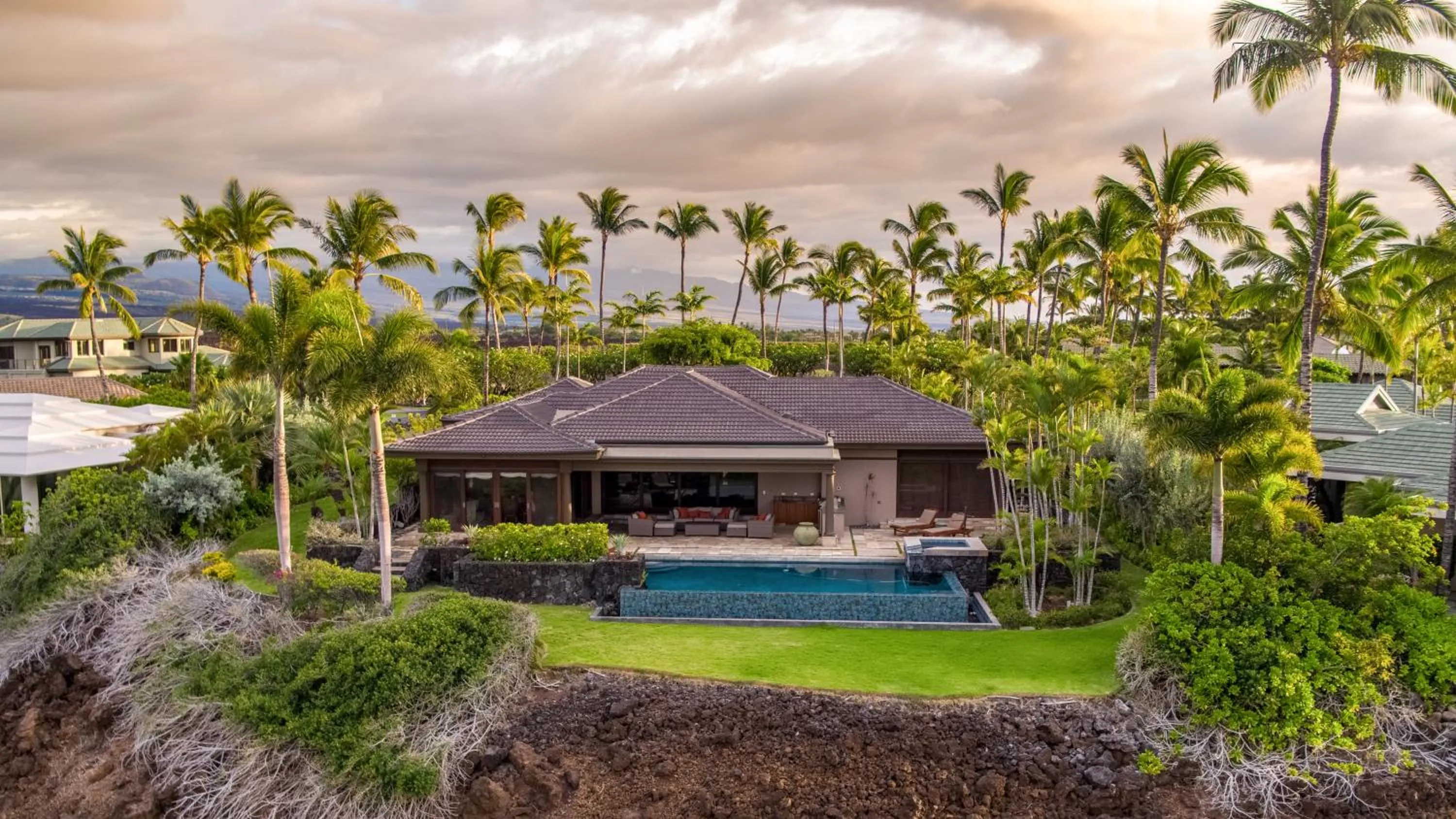 Property building in Mauna Lani Luxury Vacation Villas - CoralTree Residence Collection