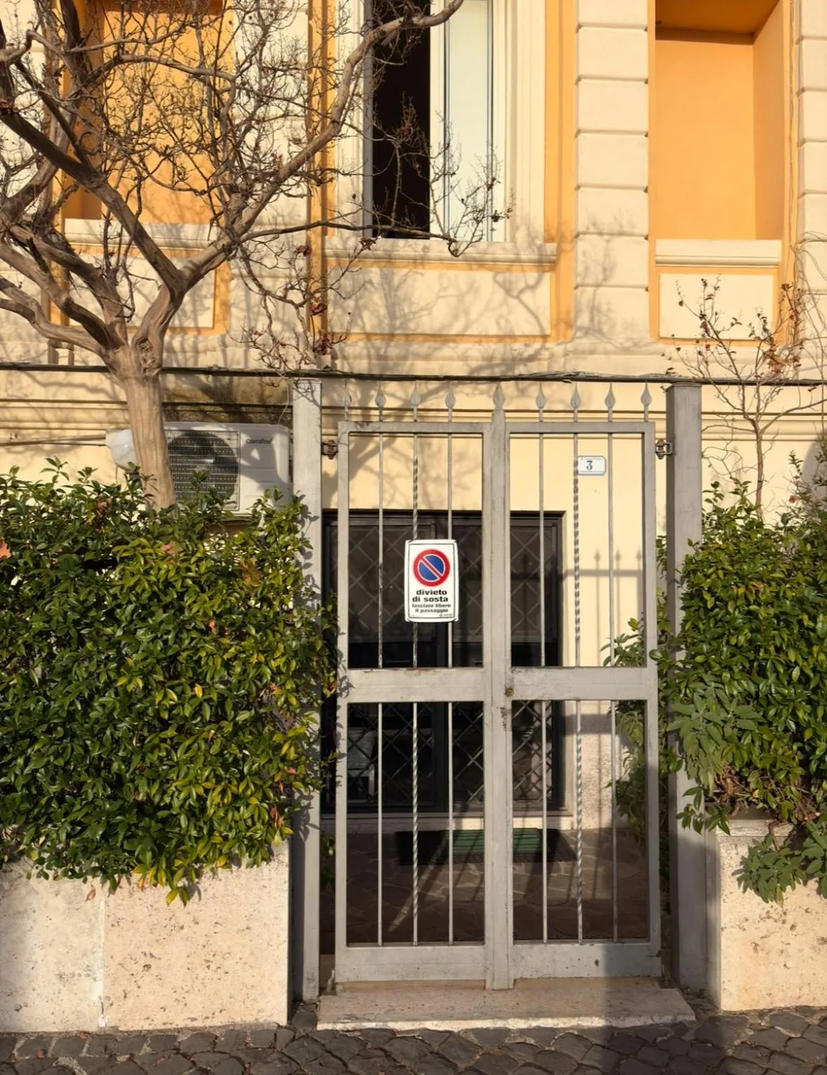 Facade/entrance in Marilyn's House 2