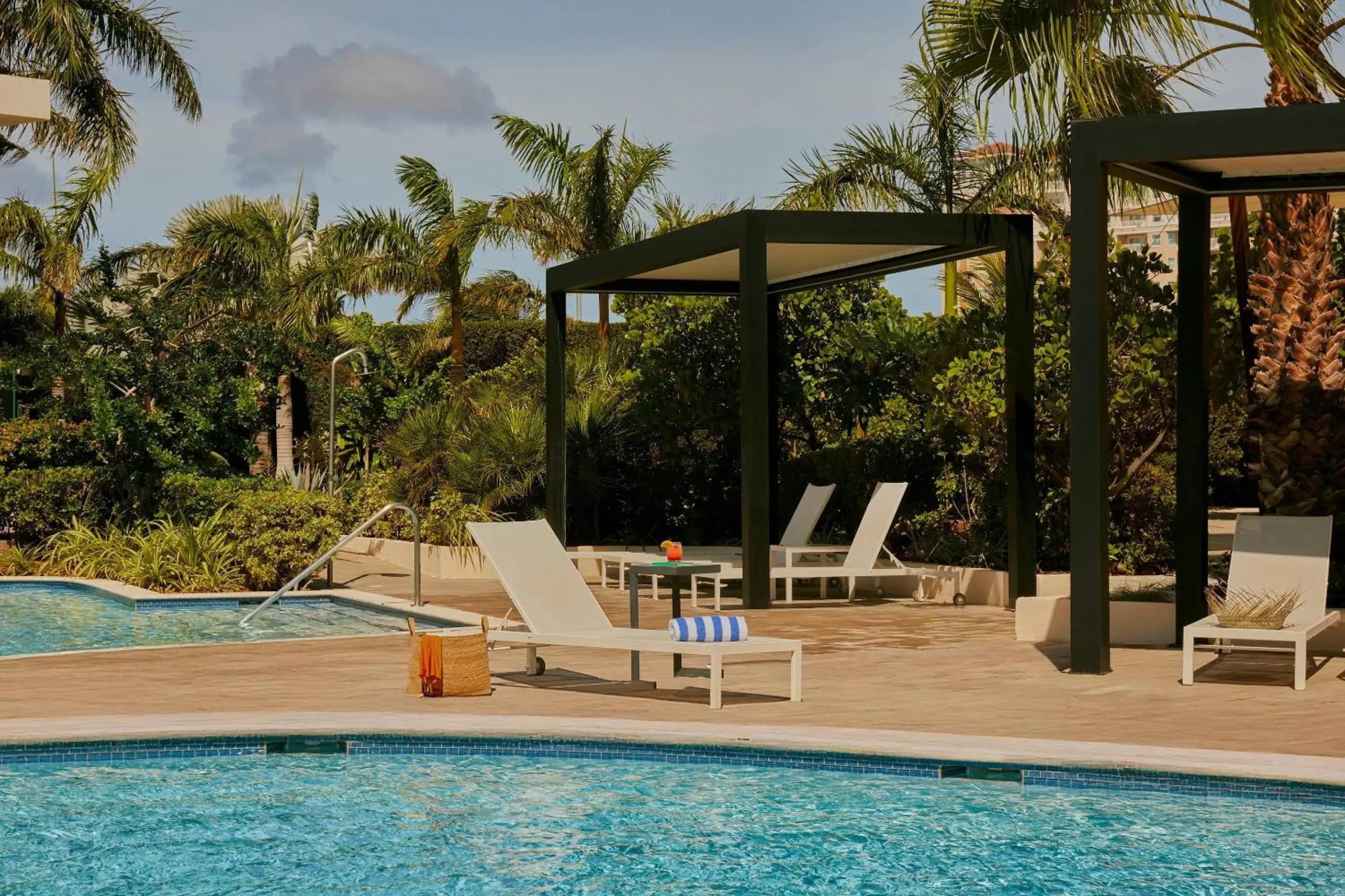 Swimming pool in Radisson Blu Aruba Swimming pool in Radisson Blu Aruba