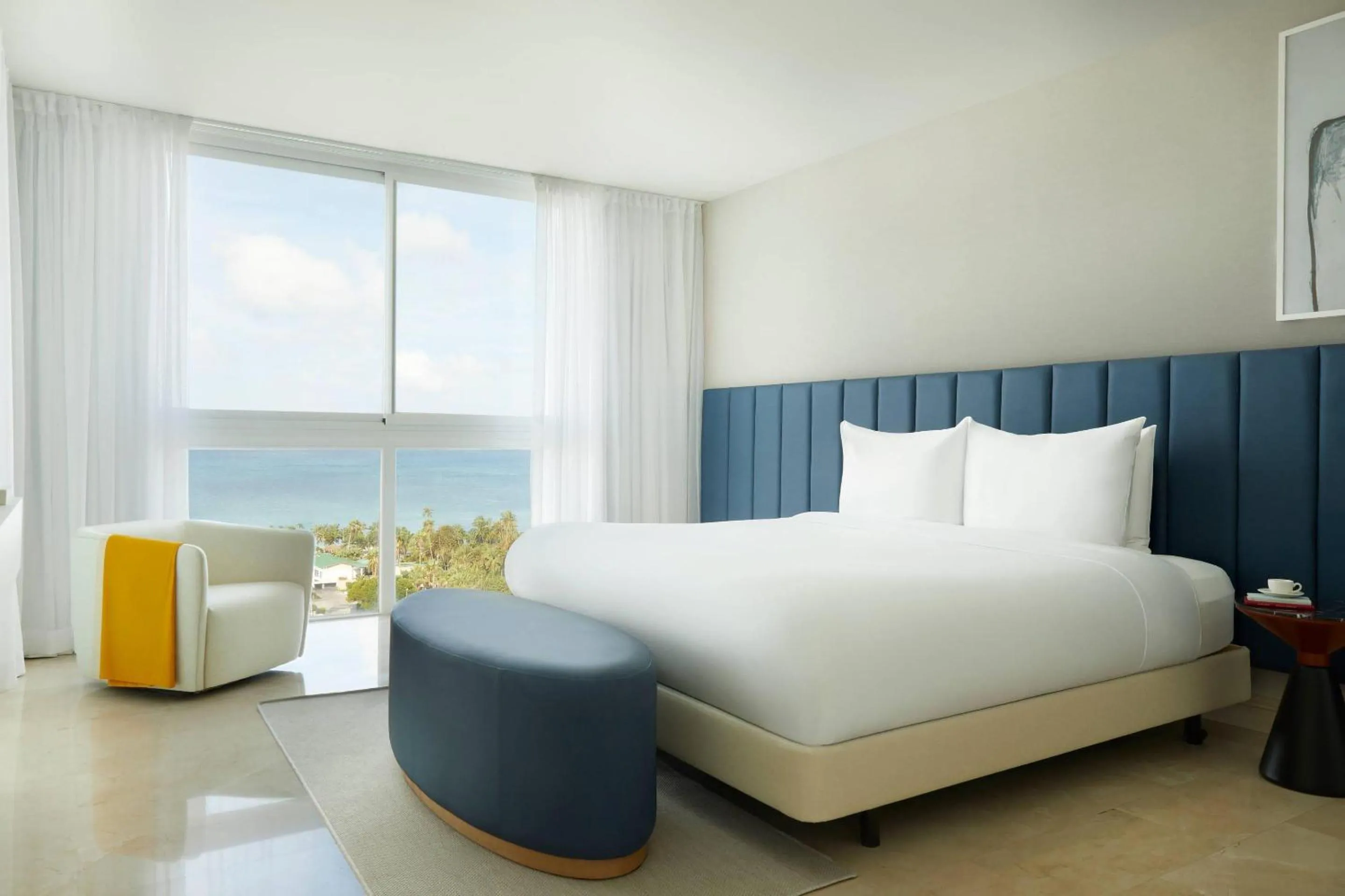 Bedroom, Bed in Radisson Blu Aruba