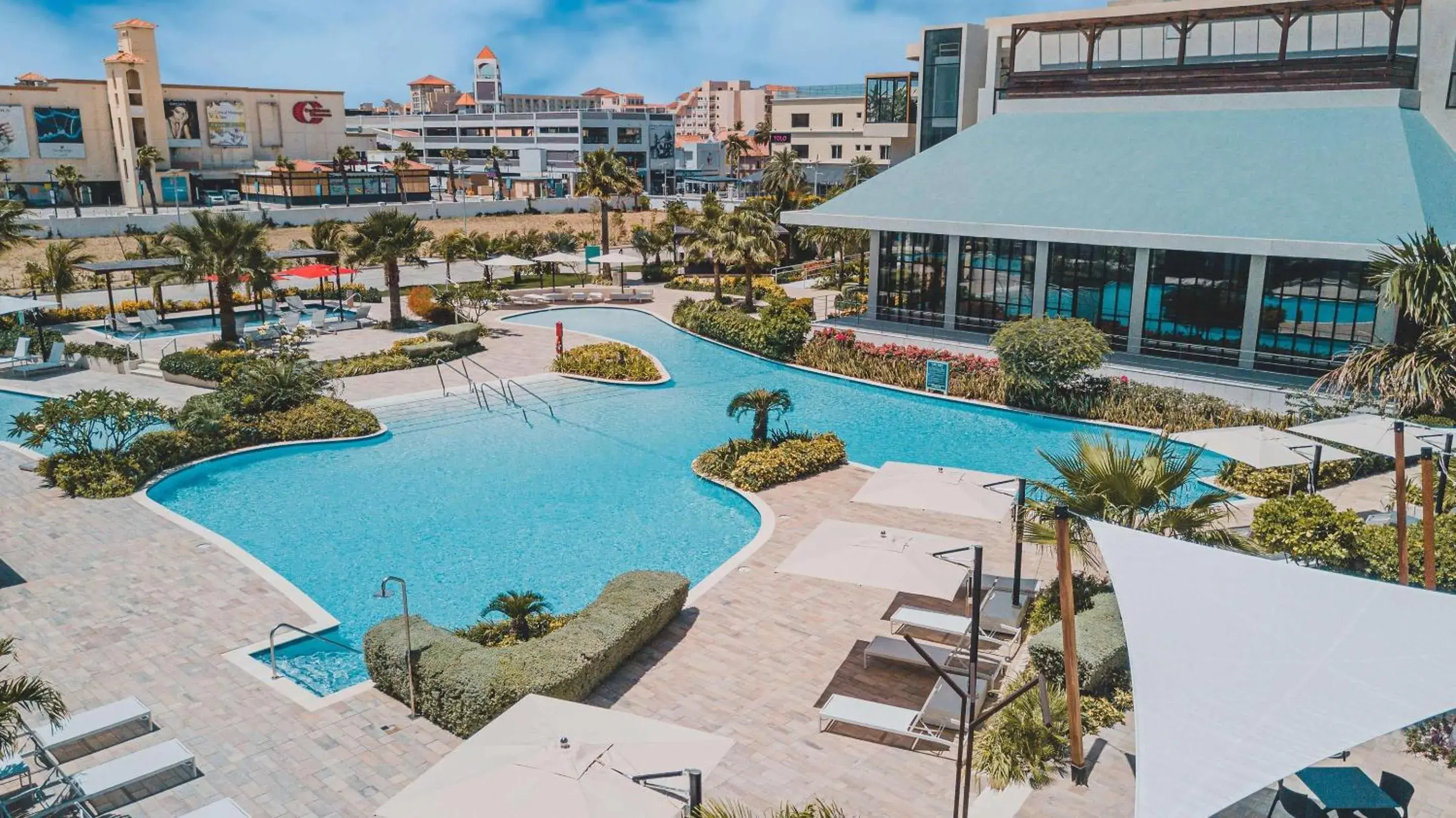 Swimming pool in Radisson Blu Aruba Swimming pool in Radisson Blu Aruba