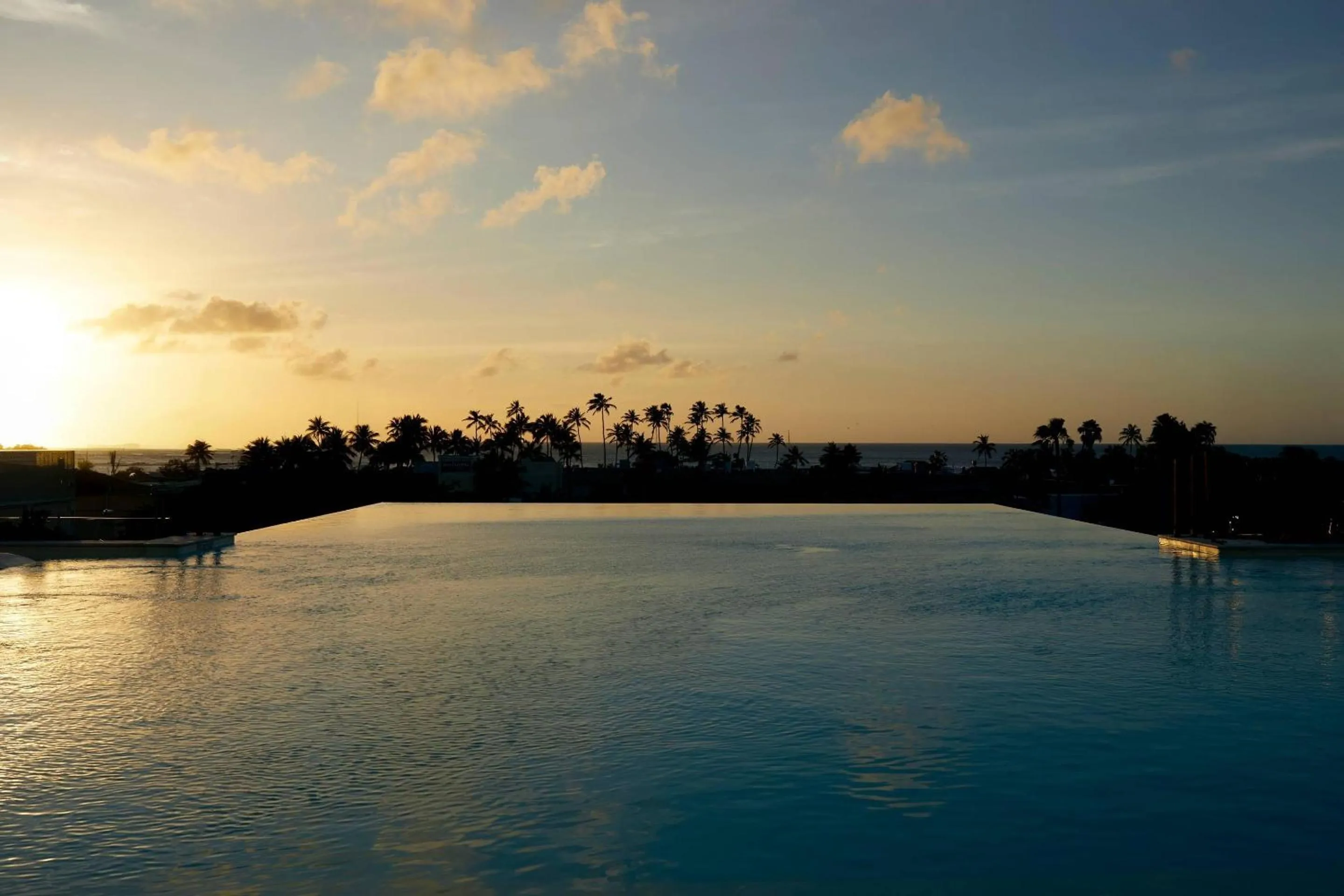 Swimming pool in Radisson Blu Aruba