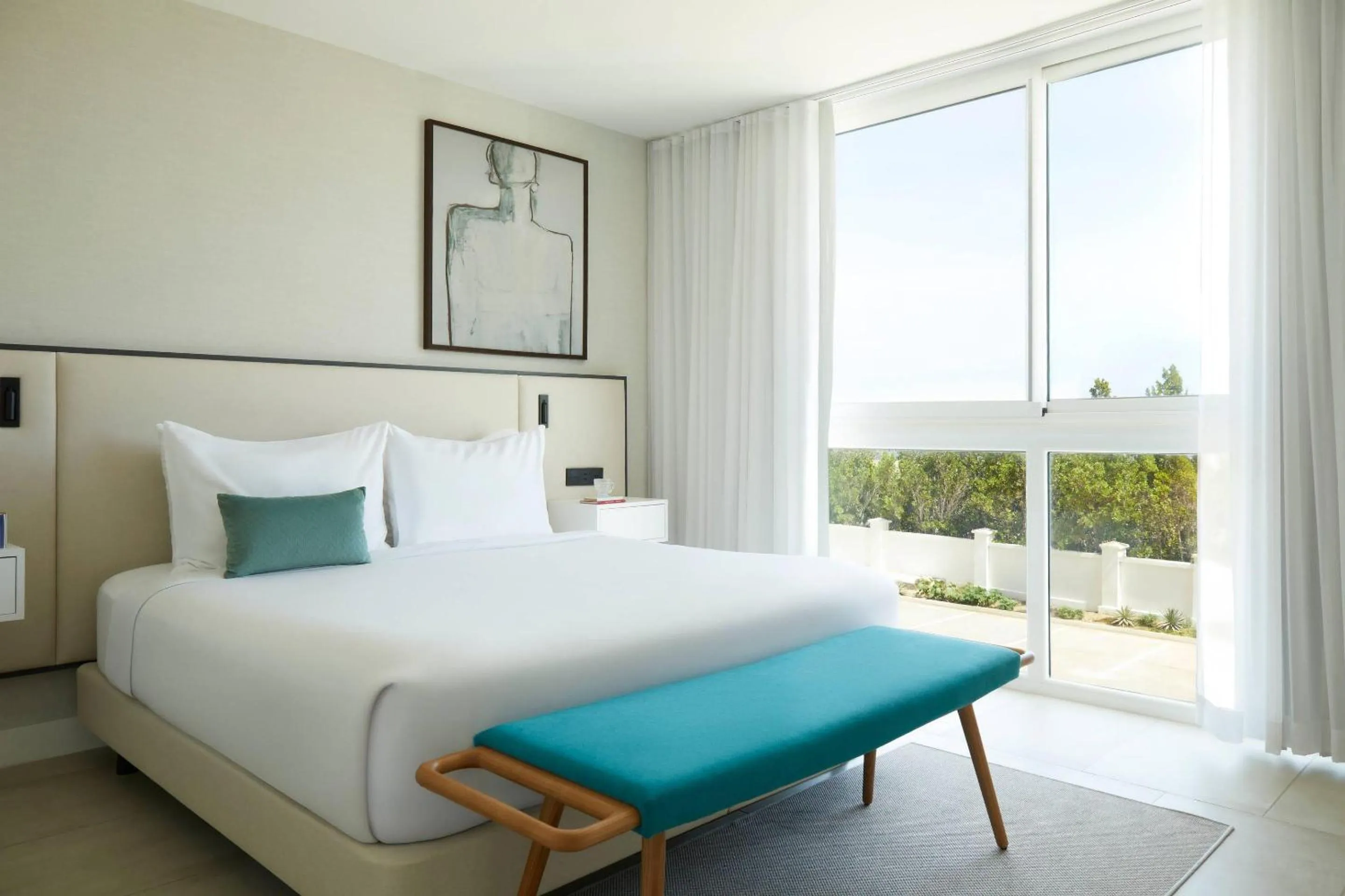 Bedroom, Bed in Radisson Blu Aruba