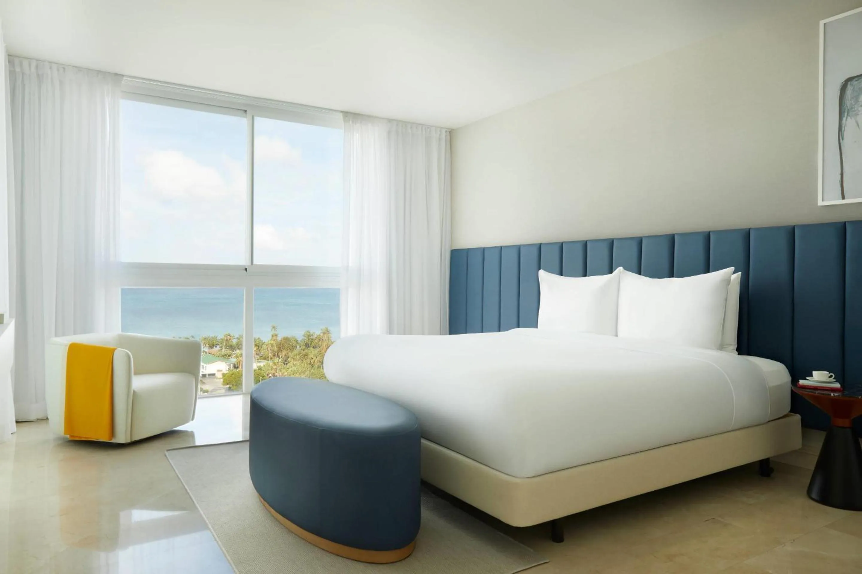 Bedroom, Bed in Radisson Blu Aruba